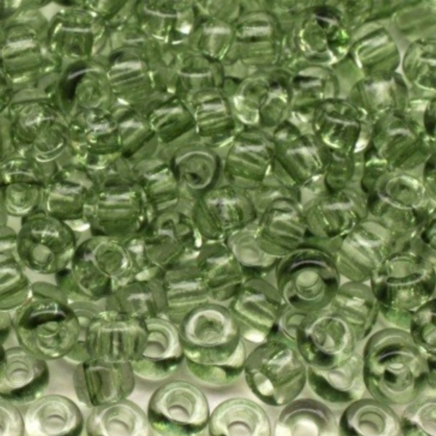 10/0 01163 Preciosa tsjekkiske glass små perler rocailleperler 2,3 mm. Grønn krystall - Solgel-farget.