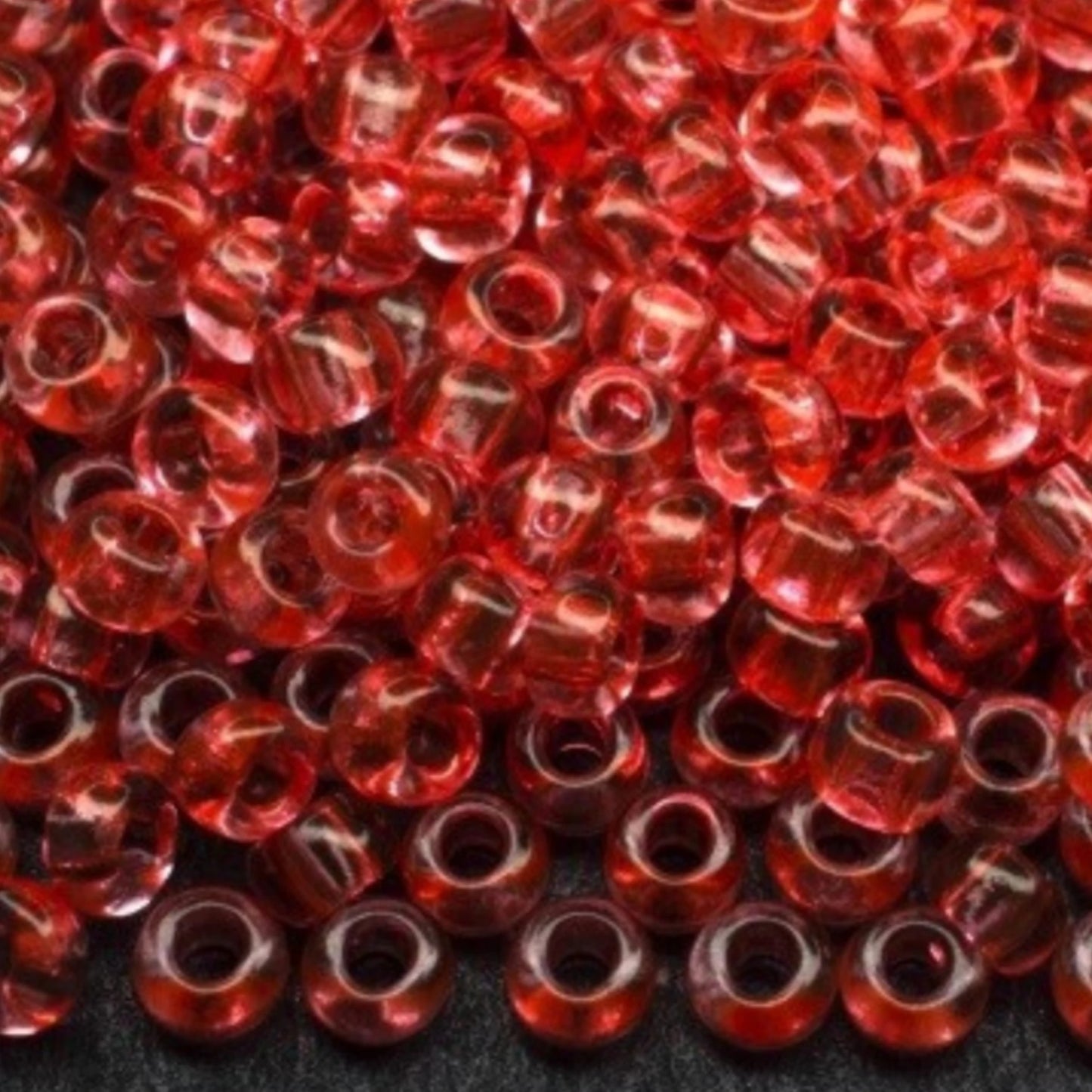 10/0 01191 Preciosa tsjekkiske glass små perler rocailleperler 2,3 mm. Rød krystall - Solgel farget.