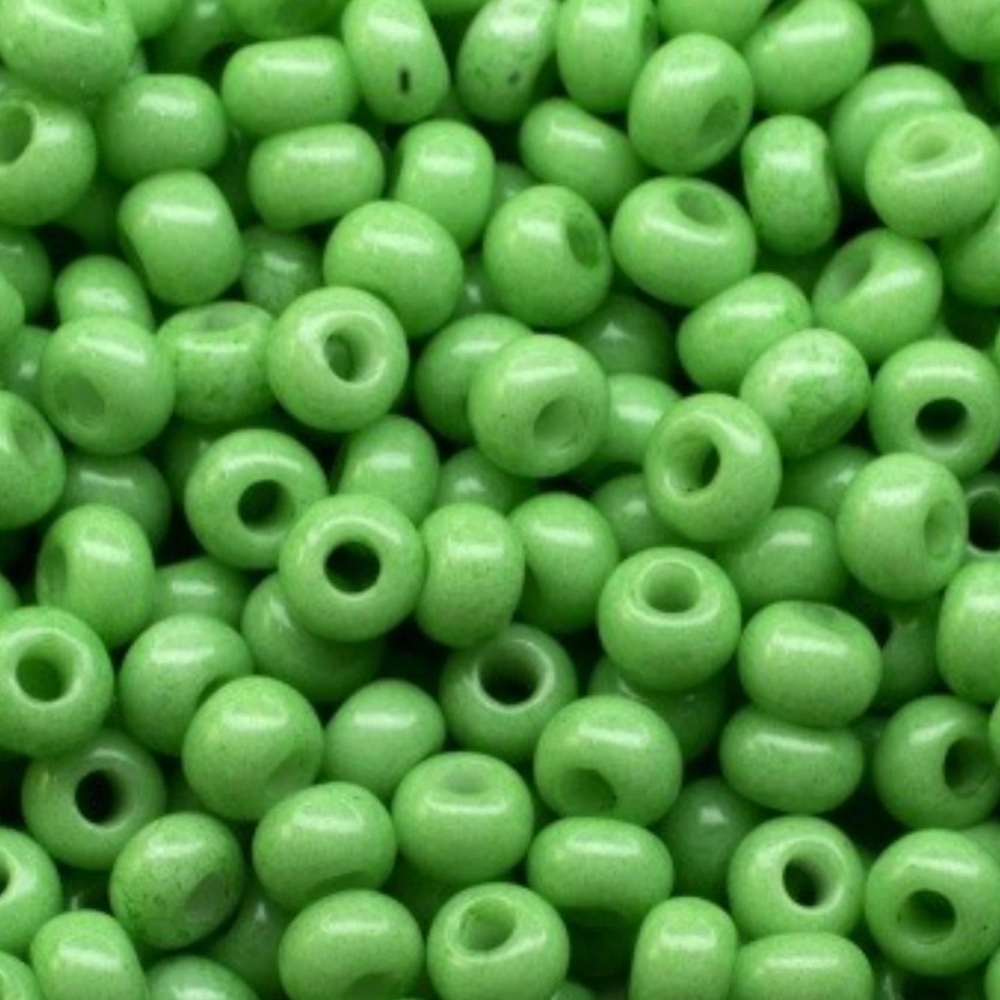 10/0 03661 Preciosa Mărgele din sticlă cehă Rocaille 2,3 mm. Verde cretă - colorate prin Solgel.