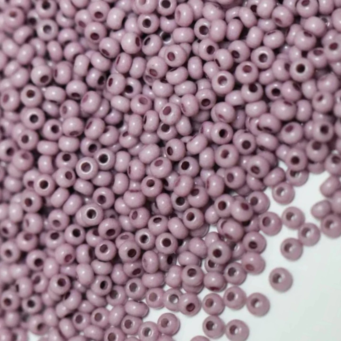 10/0 03695 Preciosa böhmische Glasperlen Rocailles 2,3 mm. Beige Lila Kreide - Solgel gefärbt.