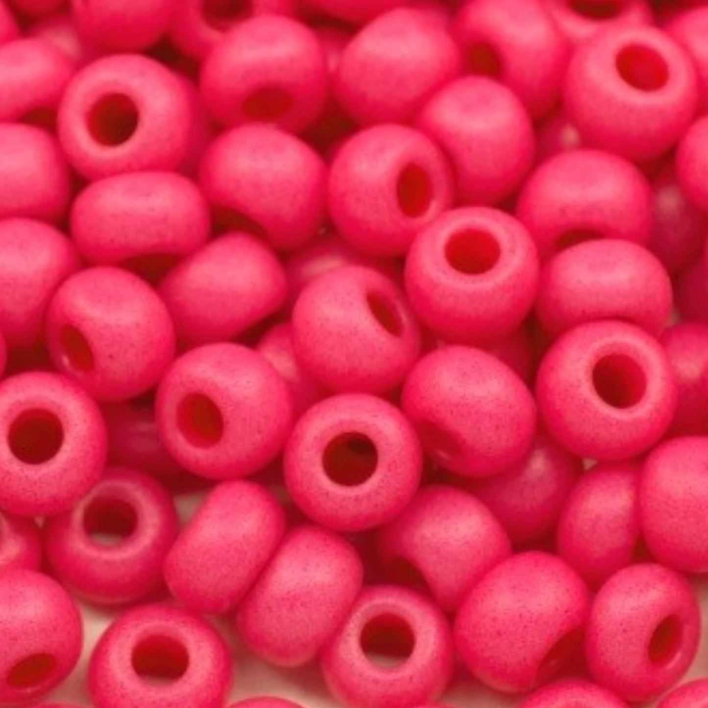 10/0 16A77 matt Preciosa cseh üveg Magtartalmú Gyöngyök (Kásagyöngy) Rocailles 2,3 mm. Krétavörös.