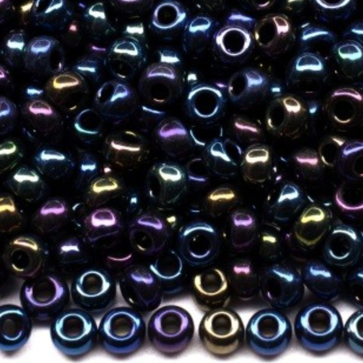 10/0 19135 Preciosa tjeckiska glaspärlor rocaillepärlor 2,3 mm. Bronsblå iris.