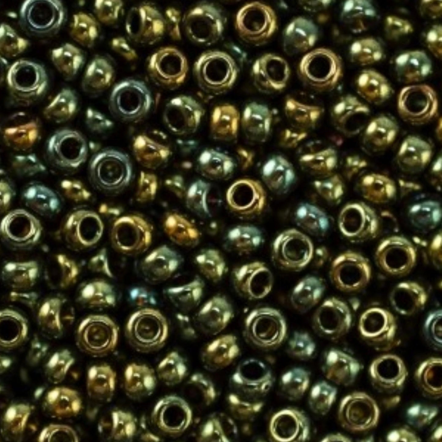 10/0 19155 Preciosa tšekkiläiset lasisiemenhelmet rokaanihelmet 2,3 mm. Pronssinvihreä iris.