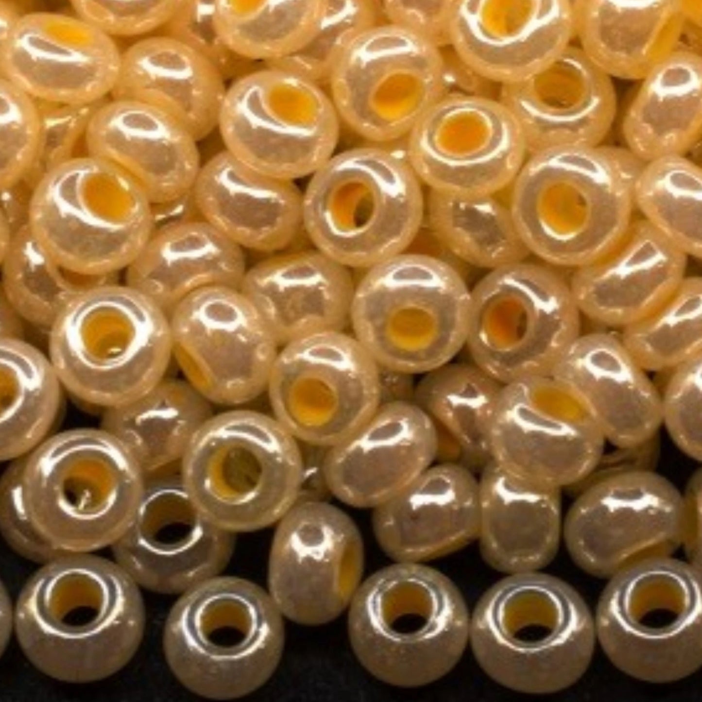 10/0 37386 Preciosa Čekiško stiklo karoliukai rokajaus 2,3 mm. Cejlono geltona – Sfinkso spalva su žemės atspalviu