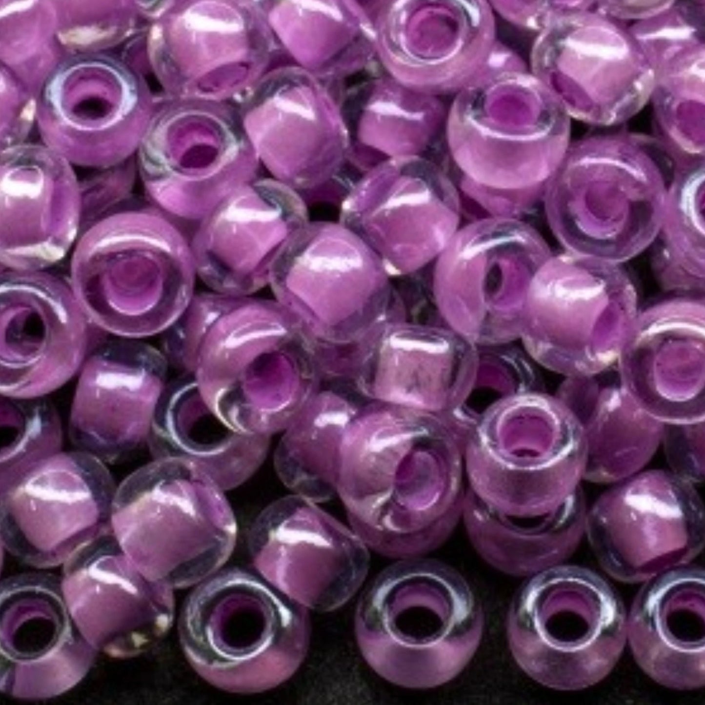 10/0 38326 Preciosa Чеський Скляний Бісер Рокайль 2.3 мм. Кришталевий колір з фіолетовою підкладкою.