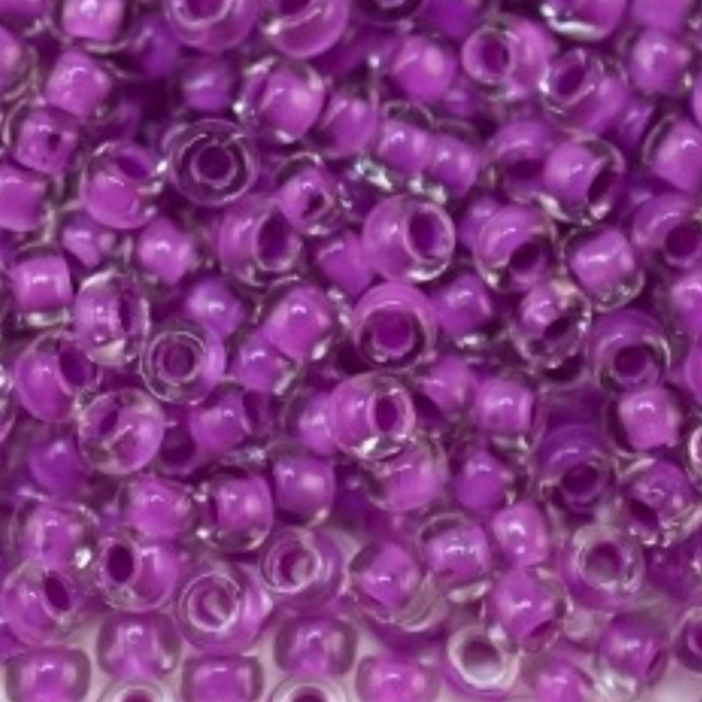 10/0 38328 Preciosa Cuentas de Semilla (Abalorios / Mostacillas) de Vidrio Checo Rocallas 2.3mm. Color Cristal con Línea Violeta.