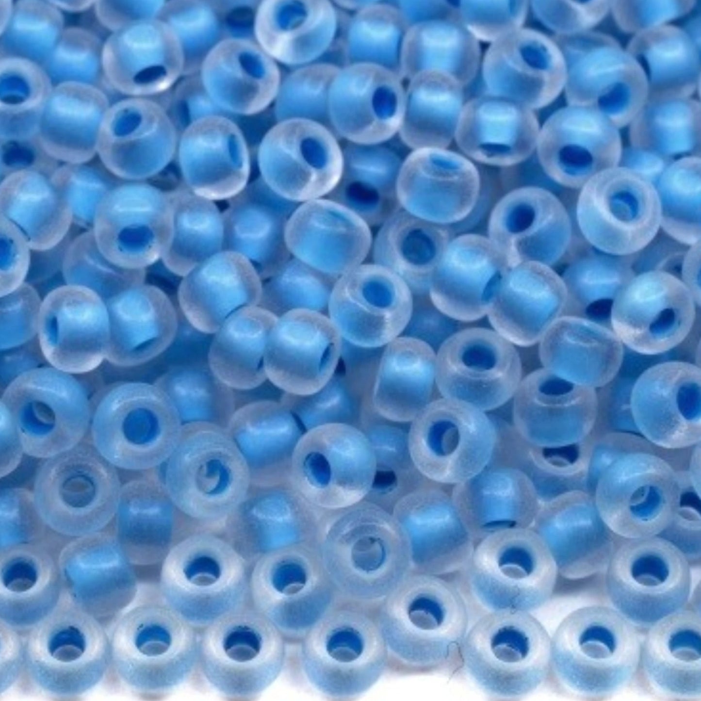 10/0 38336 матовий Preciosa чеський скляний бісер рокайль 2,3 мм. Кришталевий колір з синім матовим покриттям.
