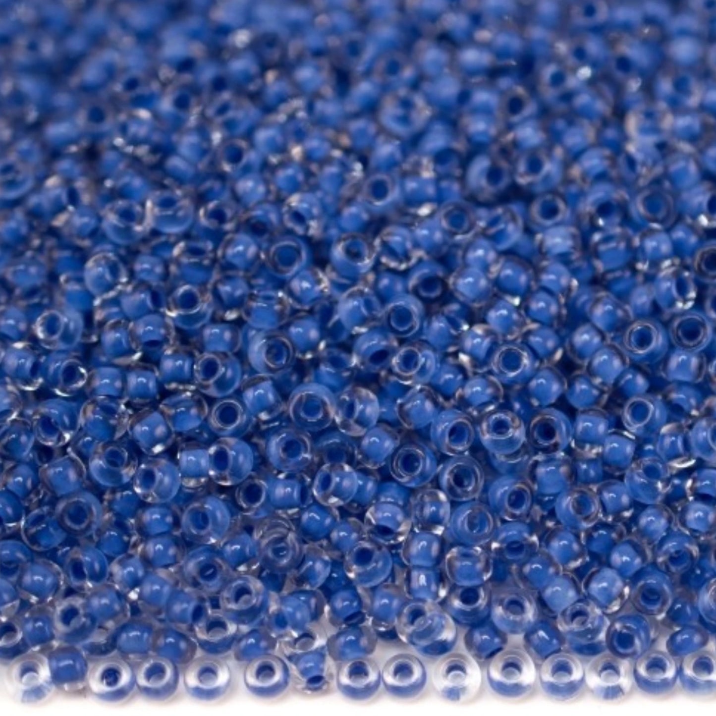 10/0 38338 Preciosa cseh üveg Magtartalmú Gyöngyök (Kásagyöngy) Rocailles 2,3 mm. Kristály színű kék belső bevonattal.