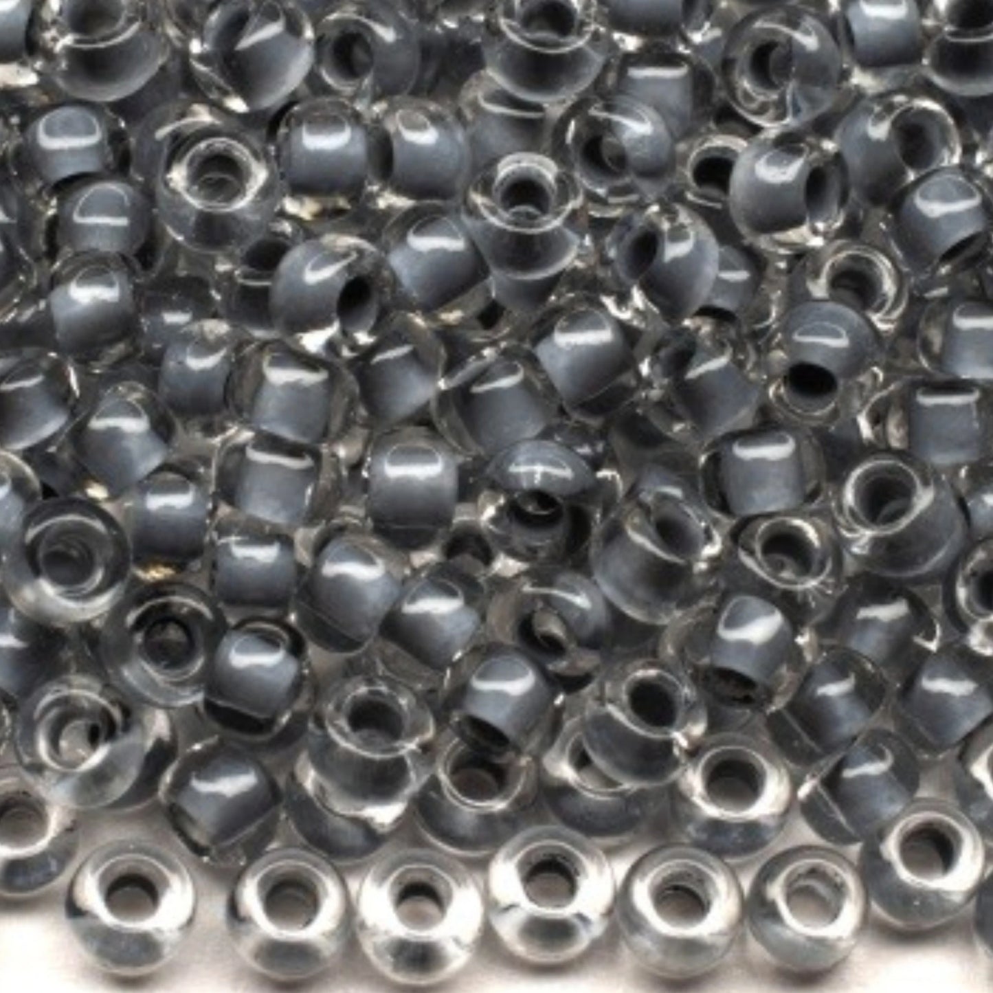 10/0 38342 Preciosa tšekkiläiset lasisiemenhelmet rokaanihelmet 2,3 mm. Kristallivärinen harmaa sisävuorattu.