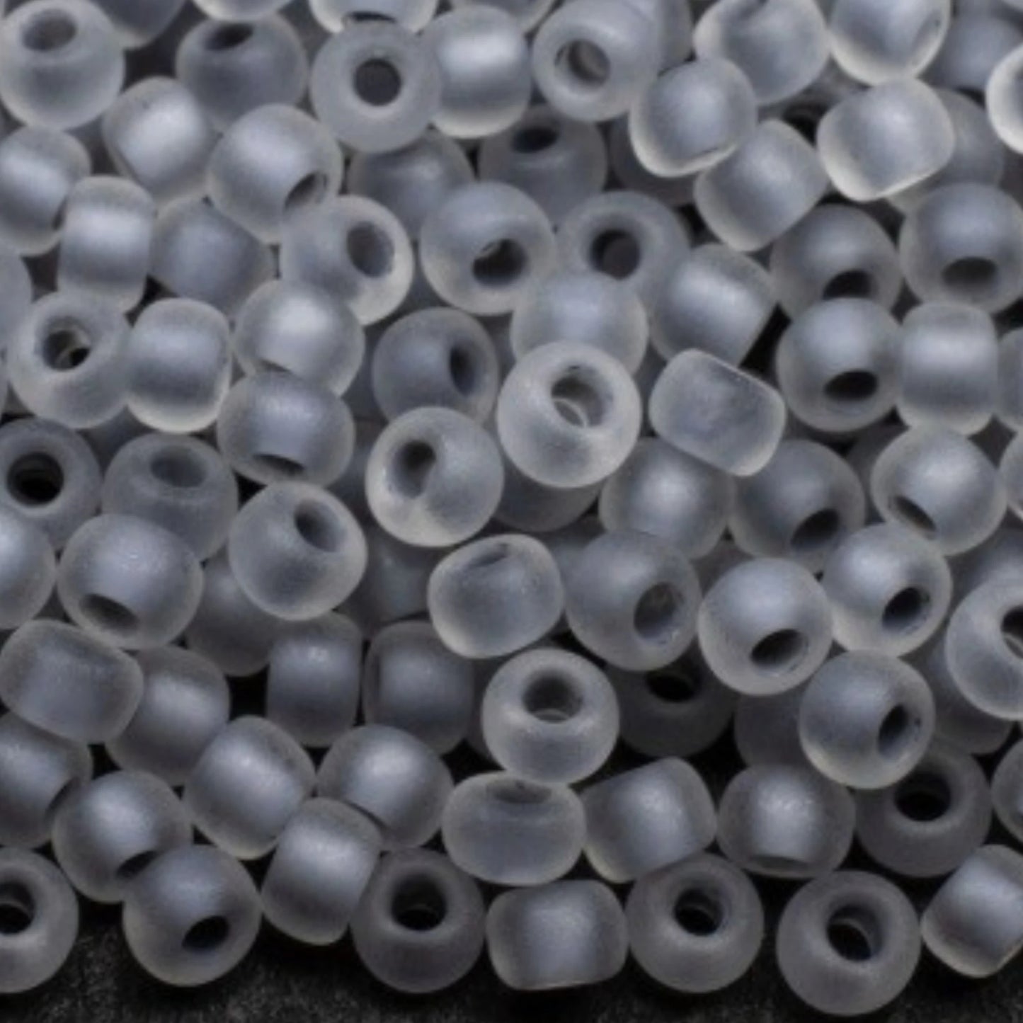 10/0 38342 Матирани Малки Мъниста от чешко стъкло Preciosa Рокайли 2.3 мм. Кристално сиви с вътрешно покритие, матови.