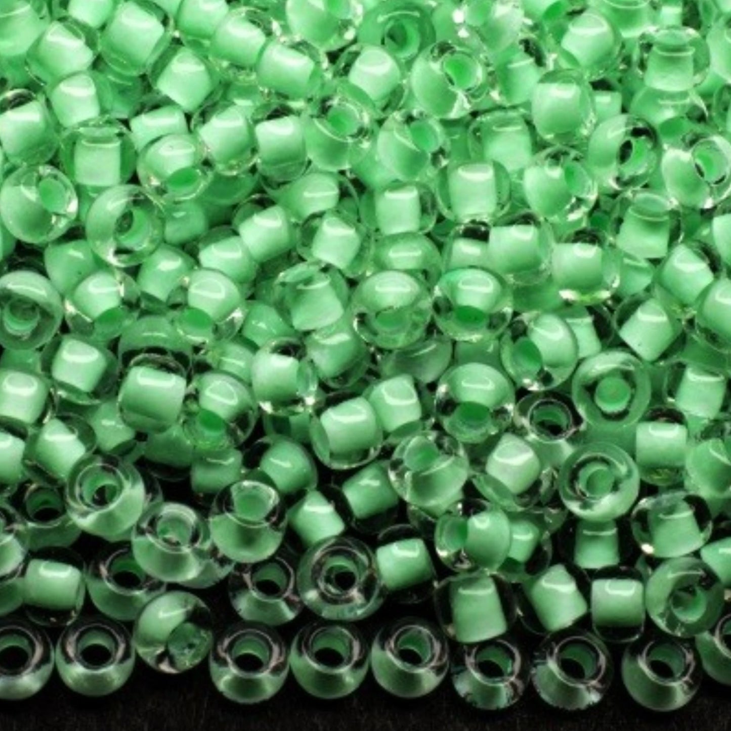 10/0 38352 Preciosa Чеський Скляний Бісер Рокайль 2.3 мм. Кришталевий колір з зеленим покриттям.