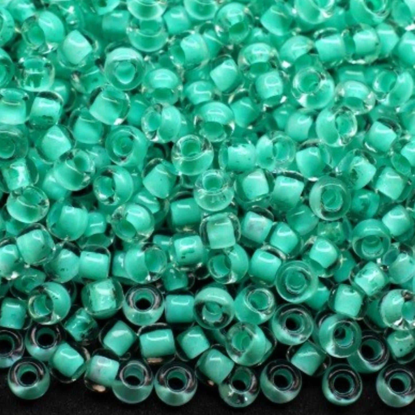 10/0 38353 Preciosa Чеський Скляний Бісер Рокайль 2.3 мм. Кришталевий Колір із Зеленим Покриттям.