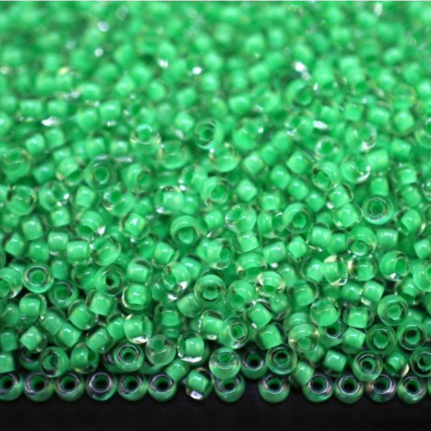 10/0 38356 Preciosa Чеський Скляний Бісер Рокайль 2.3 мм. Кришталевий Колір із Зеленим Покриттям.