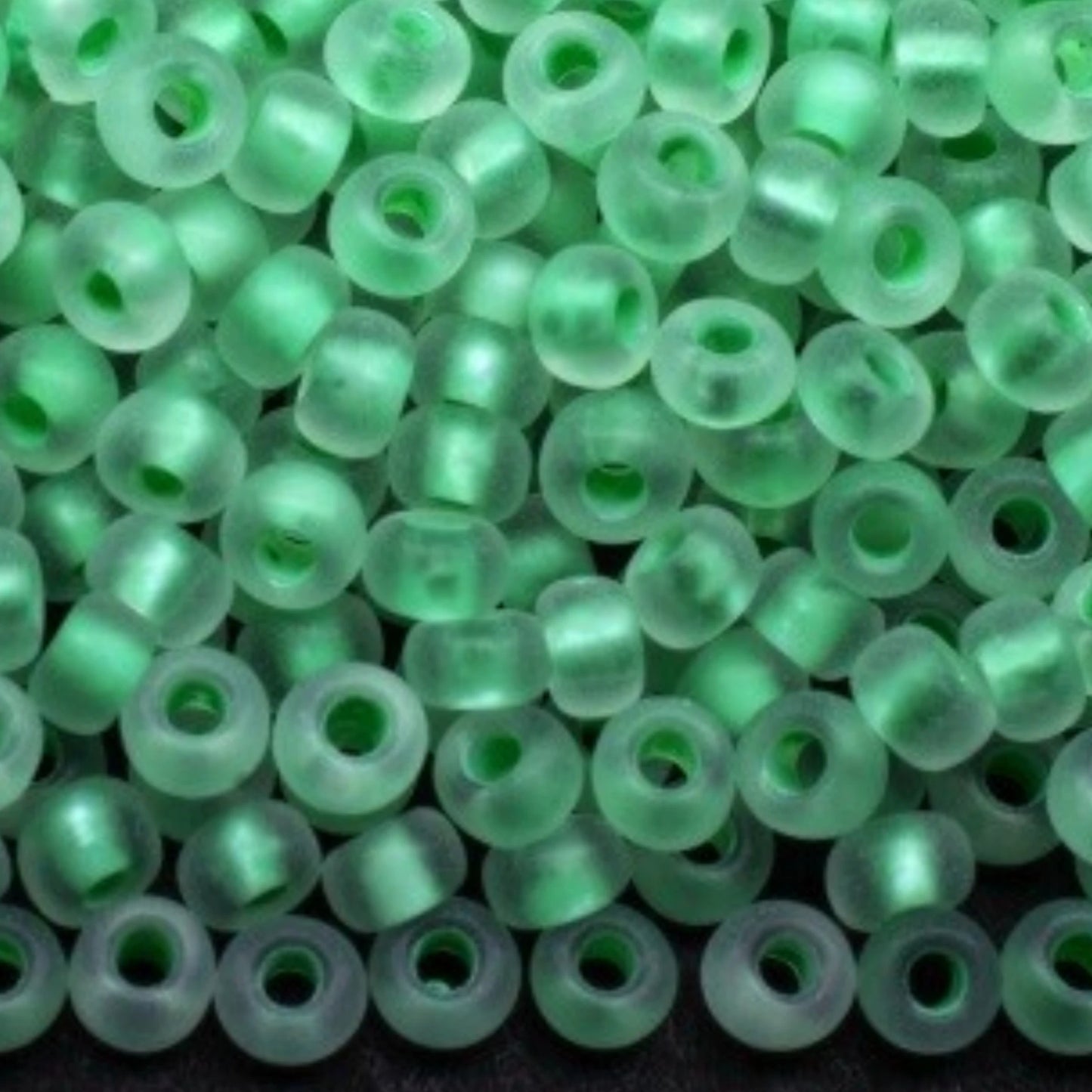 10/0 38356 матовий Preciosa чеський скляний бісер рокайль 2,3 мм. Кришталевий колір з зеленим матовим покриттям.