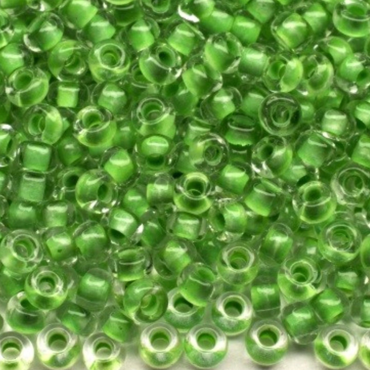 10/0 38357 Preciosa Чеський Скляний Бісер Рокайль 2.3 мм. Кришталевий колір із зеленим відтінком.