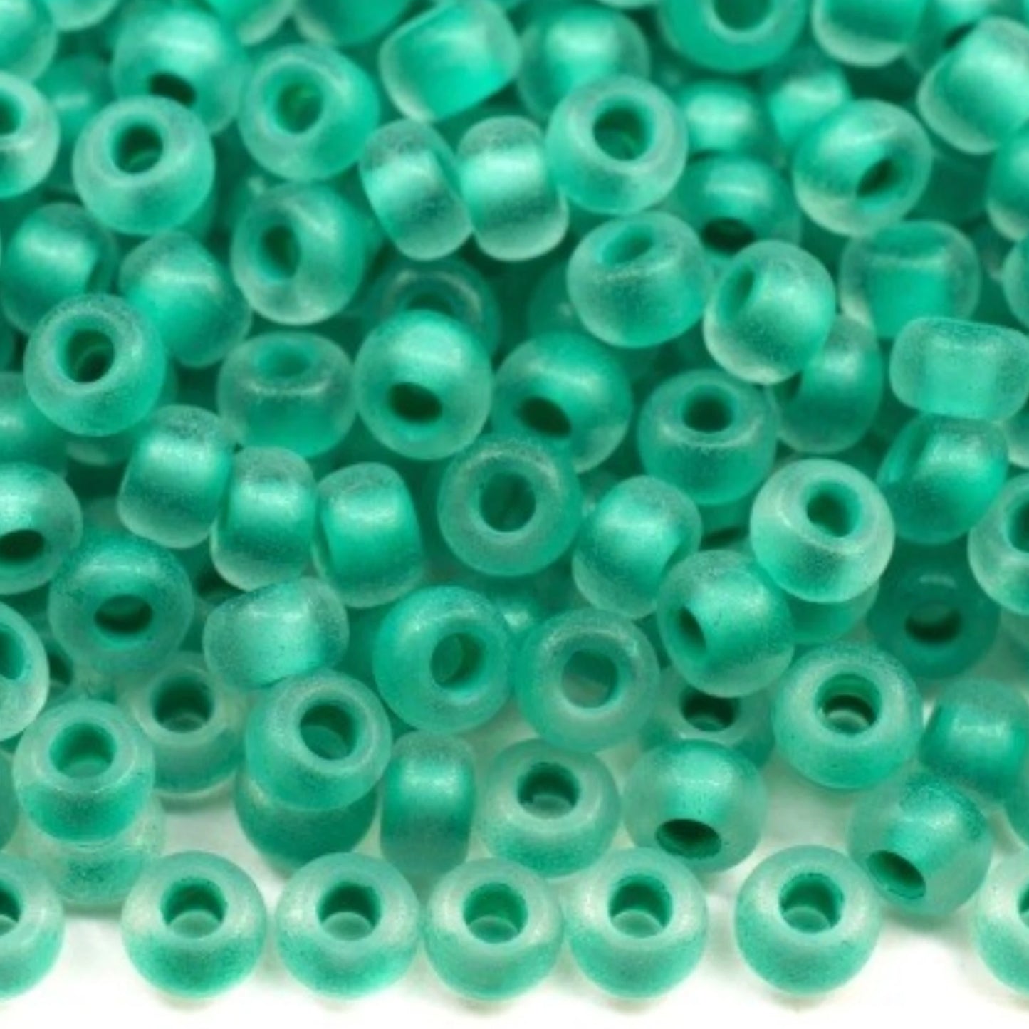 10/0 38358 Матований Preciosa Чеський Скляний Бісер Рокайль 2,3 мм. Кришталевий Колір з Зеленим Матованим Покриттям.