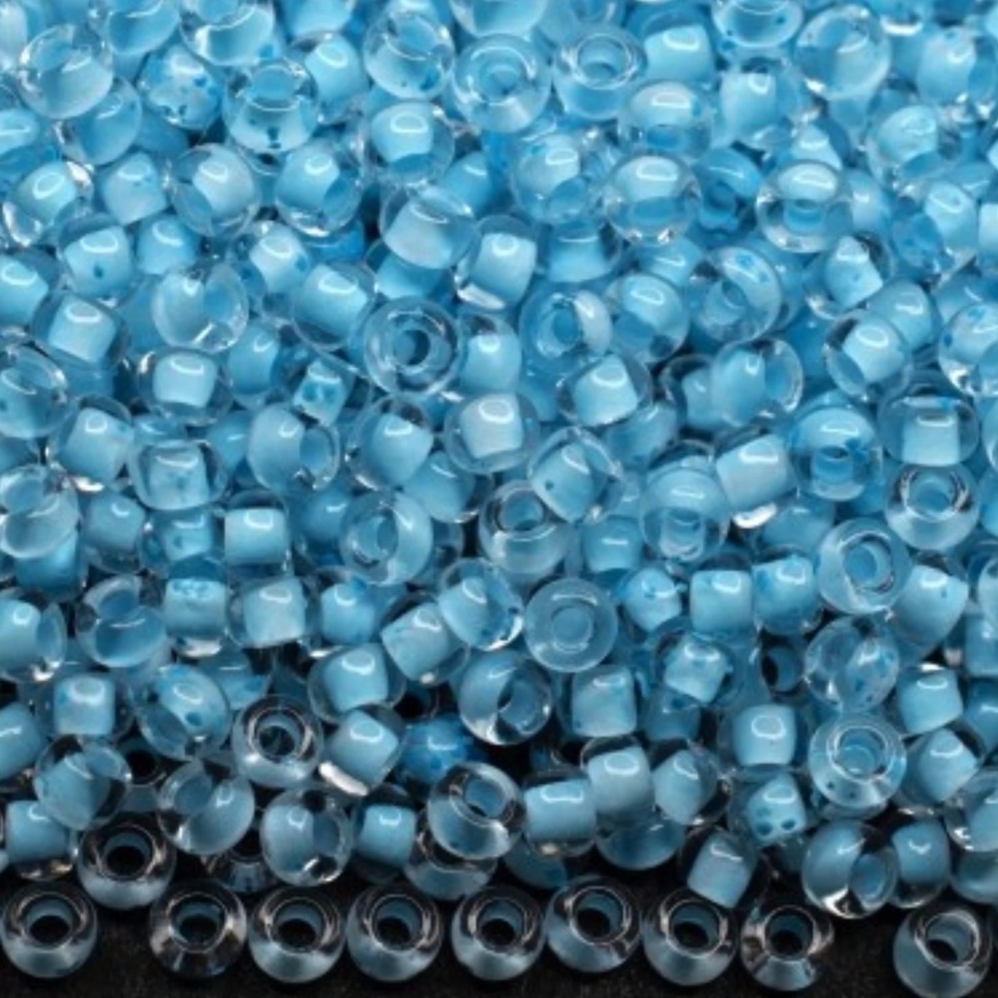 10/0 38362 Preciosa Чеський Скляний Бісер Рокайль 2.3 мм. Кришталевий колір із синьою підкладкою.