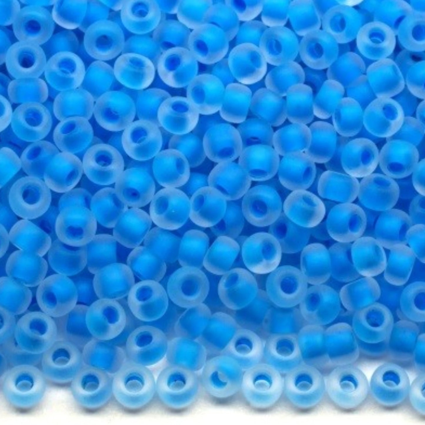 10/0 38365 матовий Preciosa чеський скляний бісер рокайль 2,3 мм. Кришталевий колір з синім матовим покриттям.