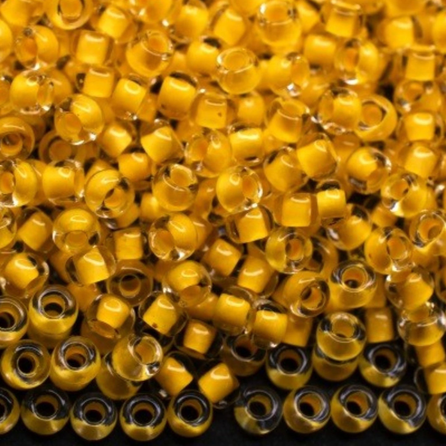 10/0 38383 Perline di Vetro Ceco Preciosa Rocaille 2,3 mm. Colore Cristallo con Filo Giallo.