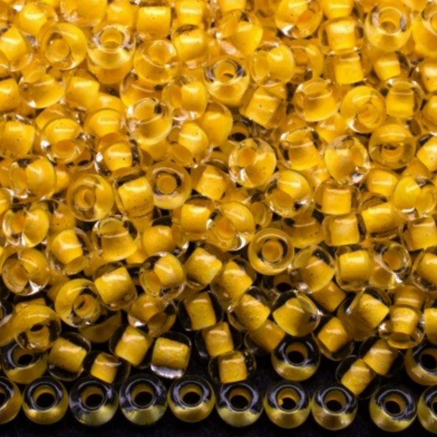 10/0 38386 Preciosa Чеський Скляний Бісер Рокайль 2.3 мм. Кришталевий Колір з Жовтим Покриттям.