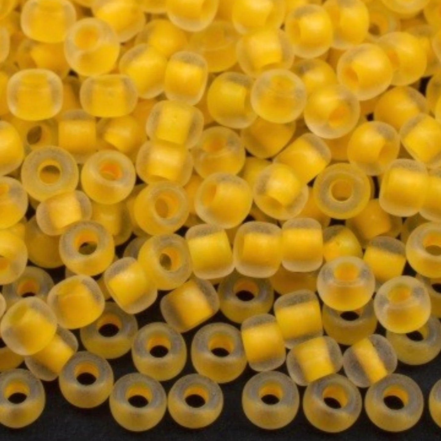 10/0 38386 матовий Preciosa чеський скляний бісер рокайль 2,3 мм. Кришталевий колір з жовтим матовим покриттям.
