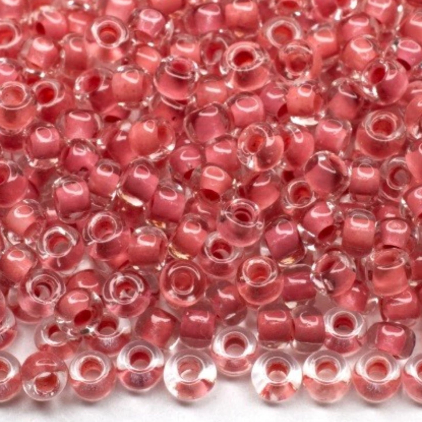 10/0 38395 Preciosa Чехълско Стъкло Малки Мъниста Рокайли 2.3 мм. Кристално Червено с Линия.