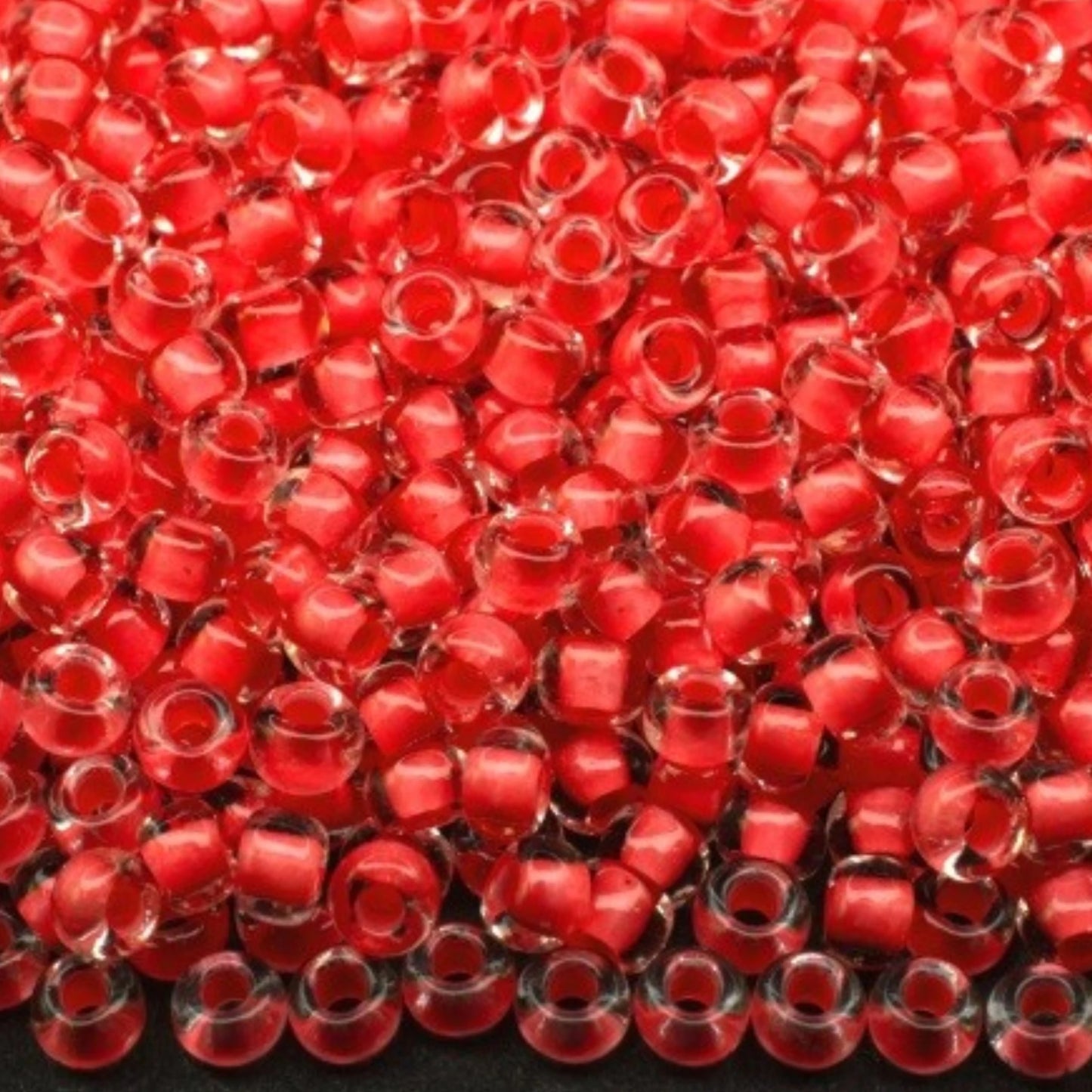 10/0 38397 Preciosa tsjekkiske glass små perler rocailleperler 2,3 mm. Krystallfarget med rød kant.