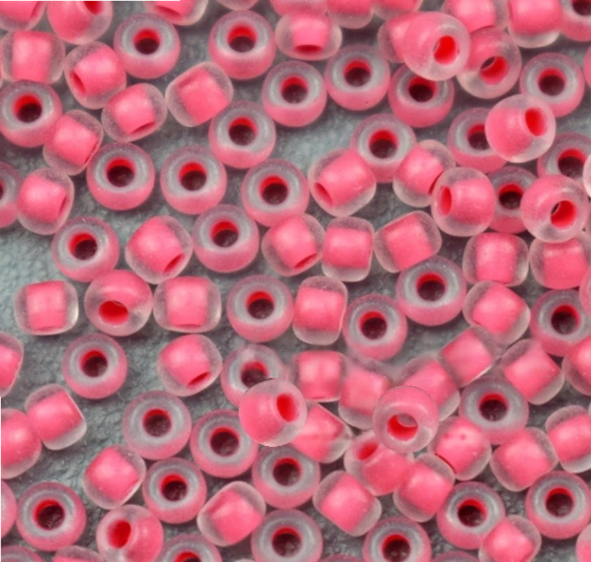 10/0 38397 Matinis Preciosa Čekiško Stiklo Karoliukai Rokajaus 2,3 mm. Krištolo Spalvos Raudona Matinė Linija.