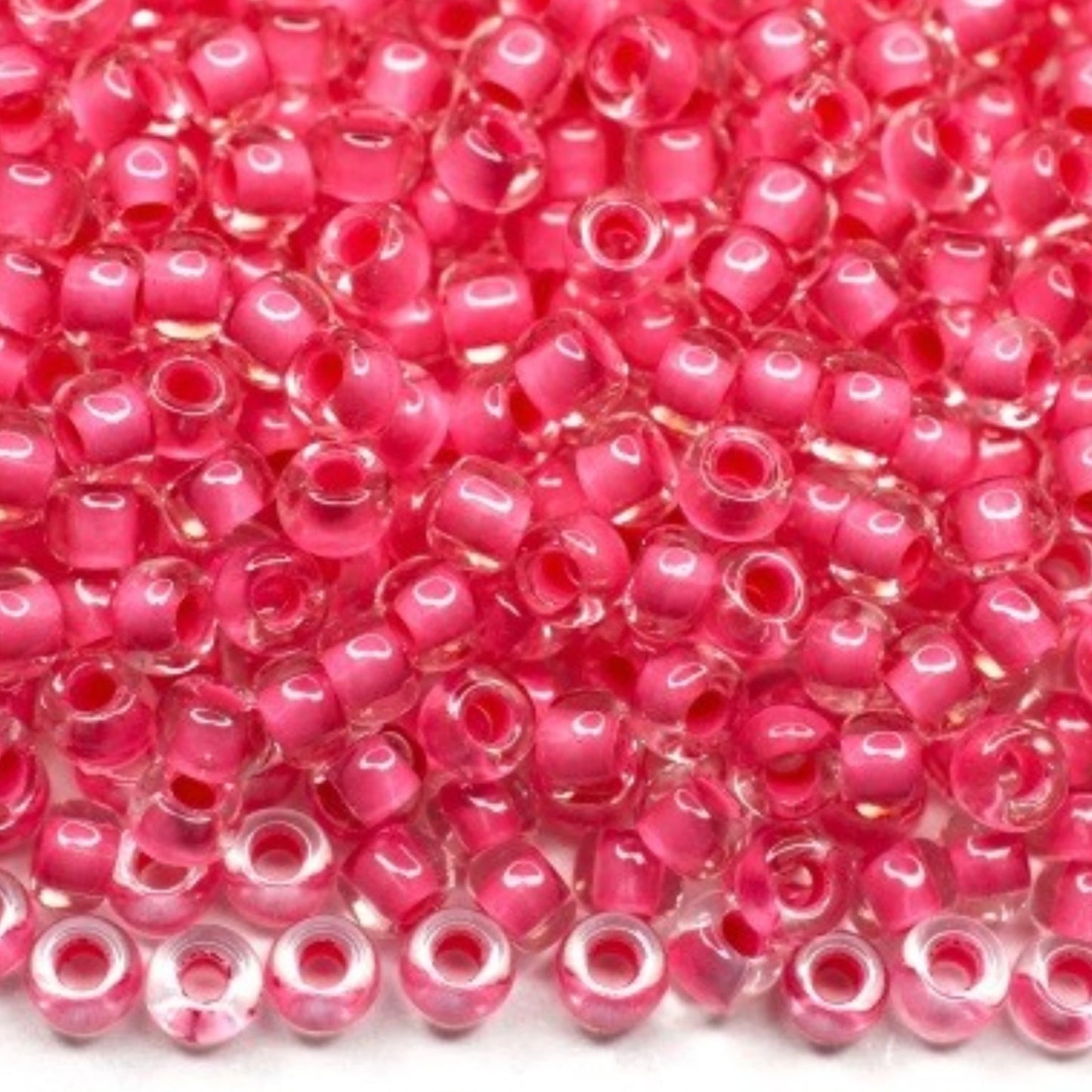 10/0 38398 Preciosa tsjekkiske glass små perler rocailleperler 2,3 mm. Krystallfarget med rød kant.