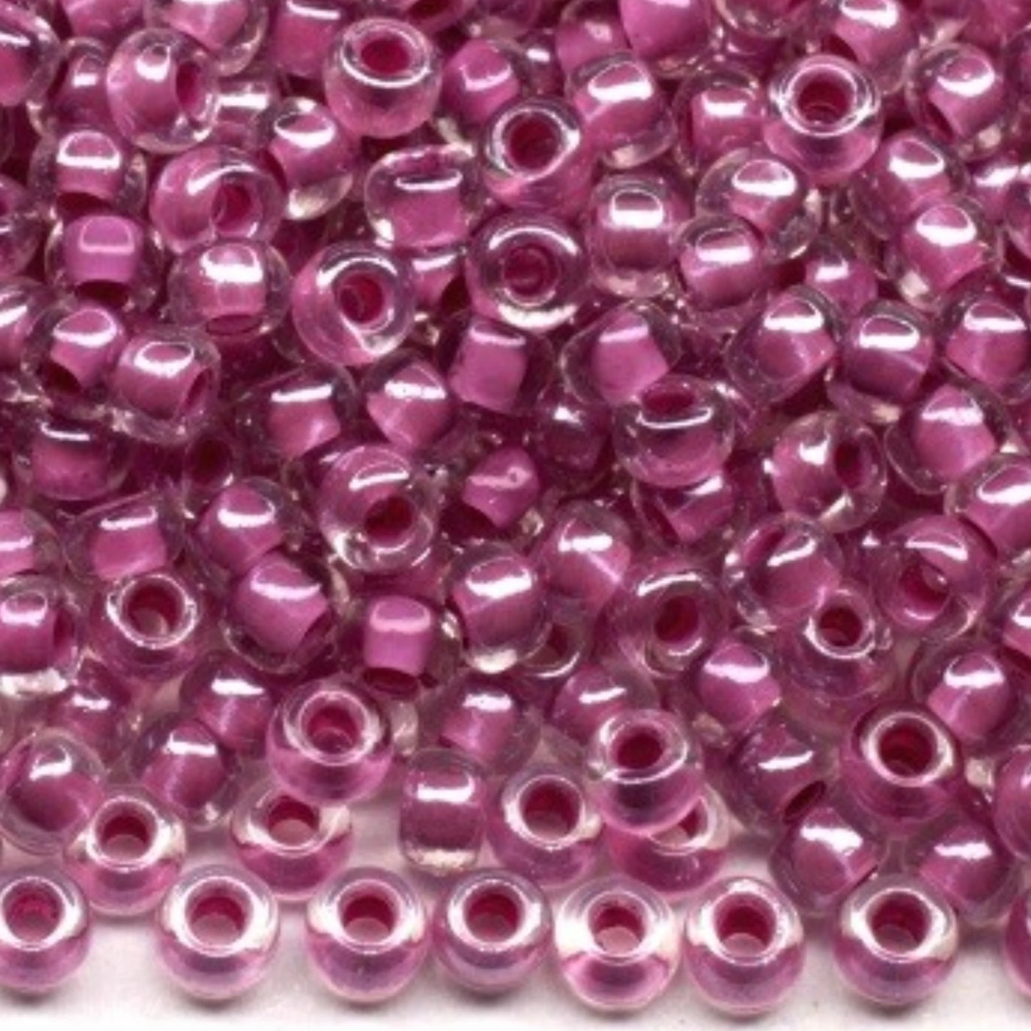 10/0 38625 Preciosa tjekkiske glasperler Rocailles 2,3 mm. Krystalfarvet med violet inderside Sfinx.