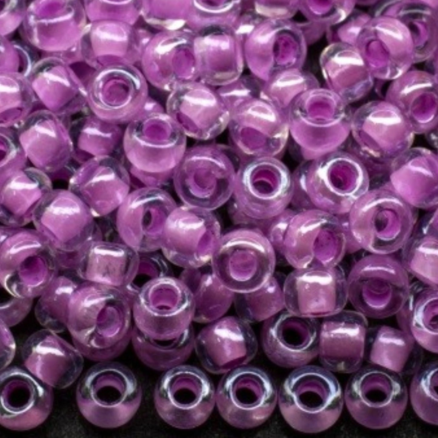 10/0 38626 Preciosa czeskie szklane koraliki Rocailles 2,3 mm. Kryształowy kolor z fioletową obwódką Sfinx.