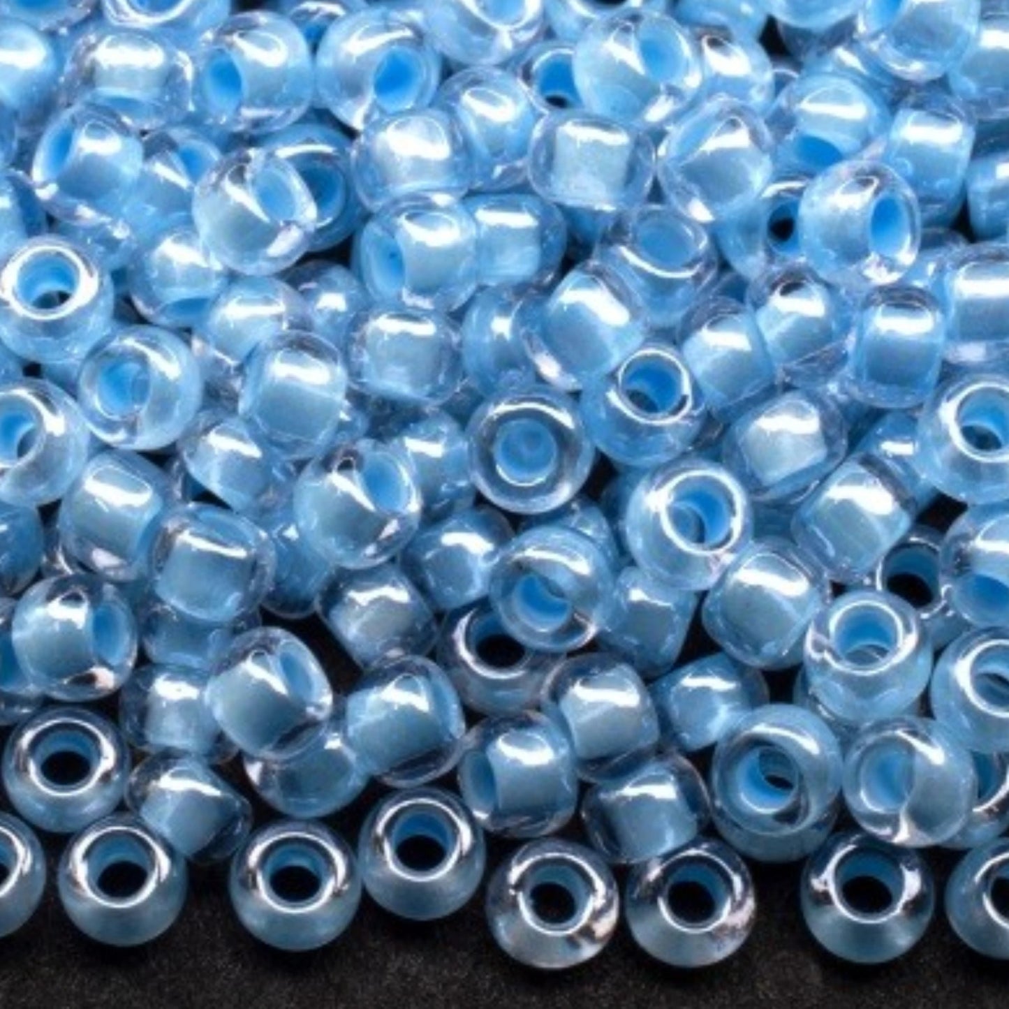 10/0 38632 Preciosa tsjekkiske glass små perler rocailleperler 2,3 mm. Krystallfarget med blå innside Sfinx.