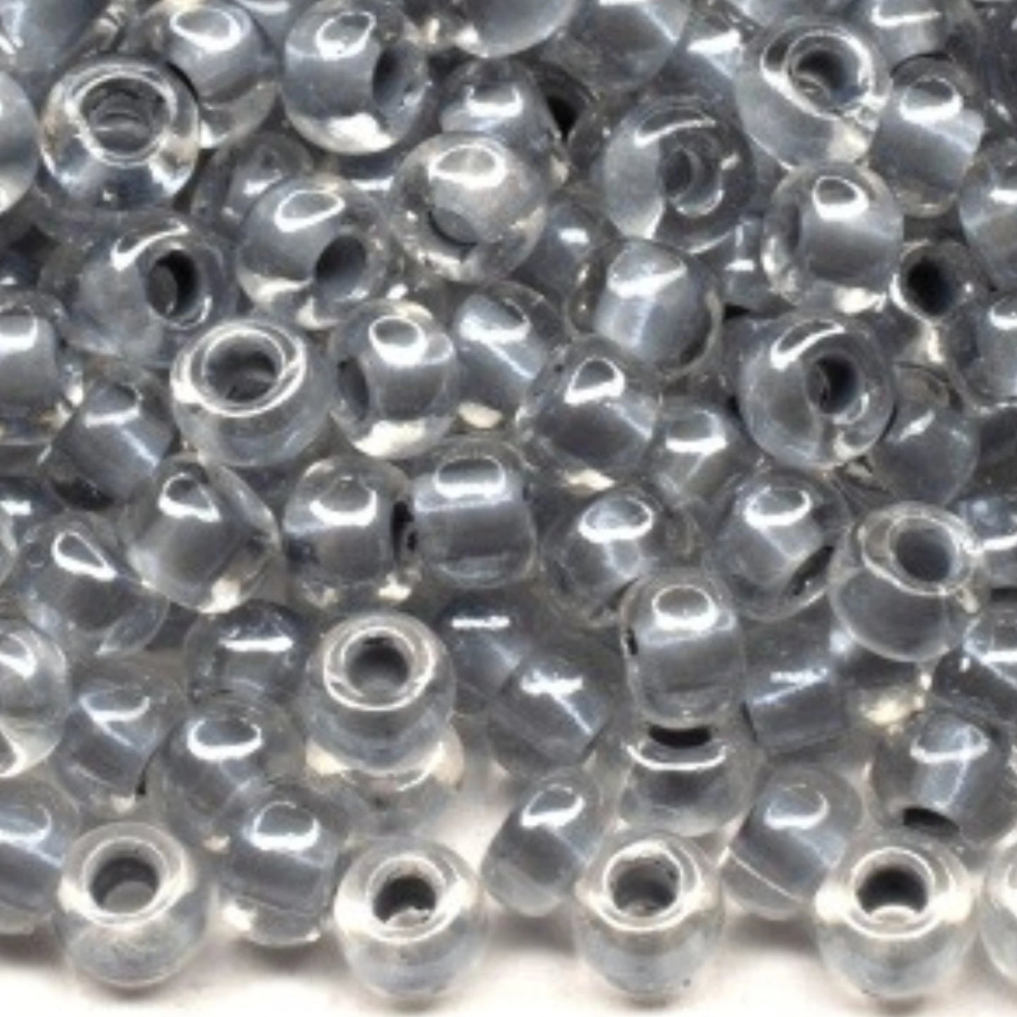 10/0 38642 Perles en verre tchèque Preciosa de Rocaille 2,3 mm. Couleur cristal bordée gris Sfinx.