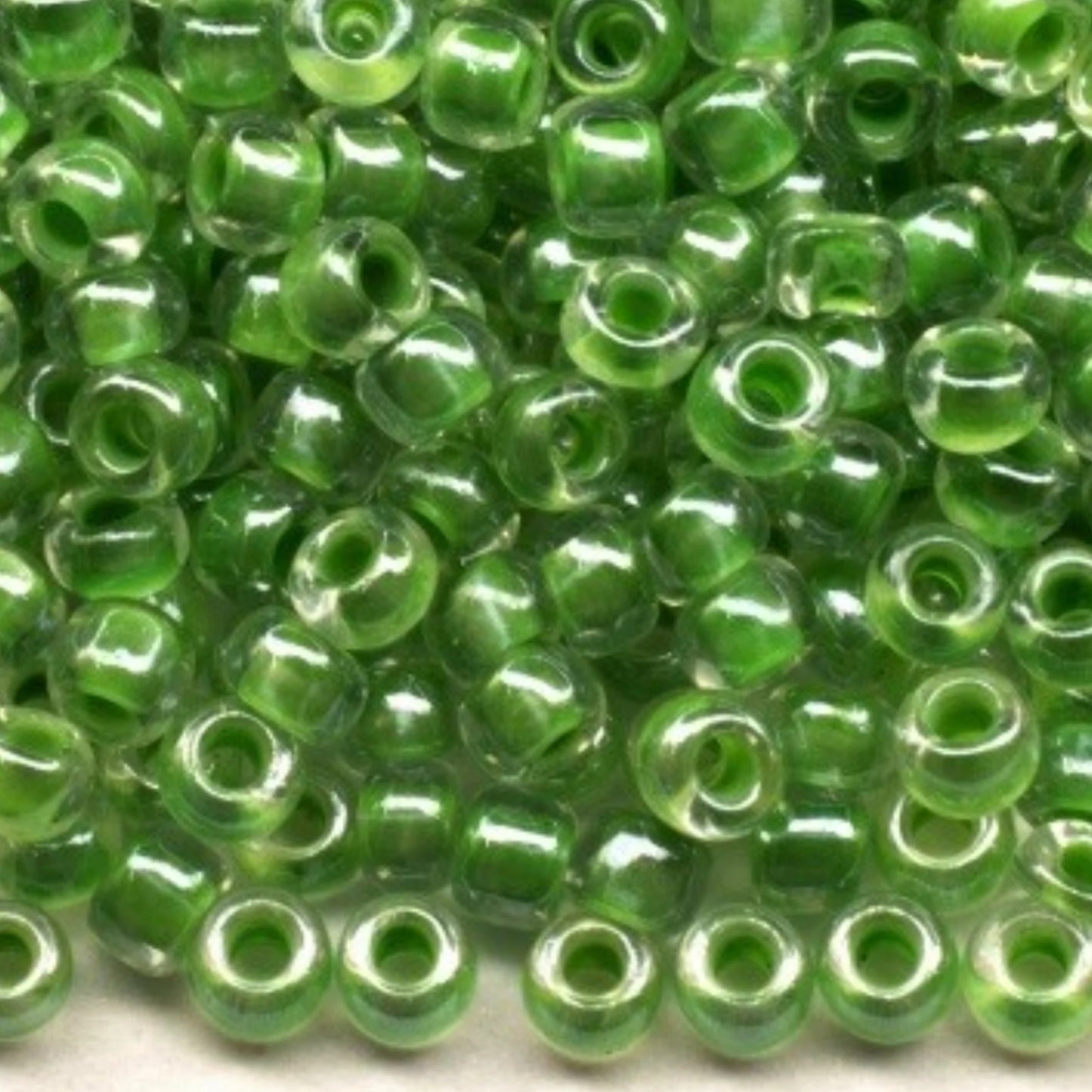 10/0 38657 Perles en verre tchèque Preciosa de Rocaille 2,3 mm. Vert cristal doublé Sfinx.