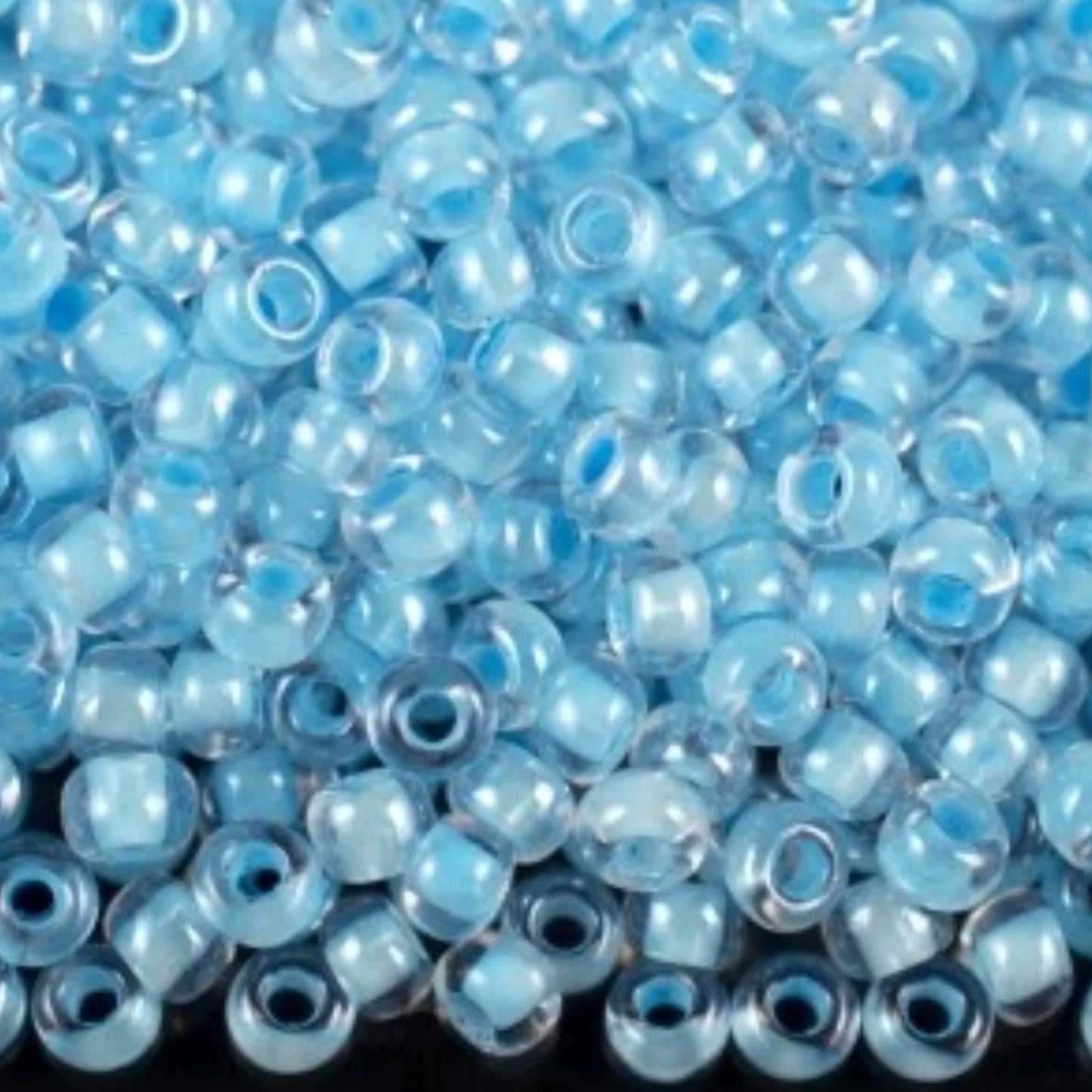 10/0 38662 Preciosa czeskie szklane koraliki Rocailles 2,3 mm. Kryształowy kolor z niebieską powłoką Sfinx.