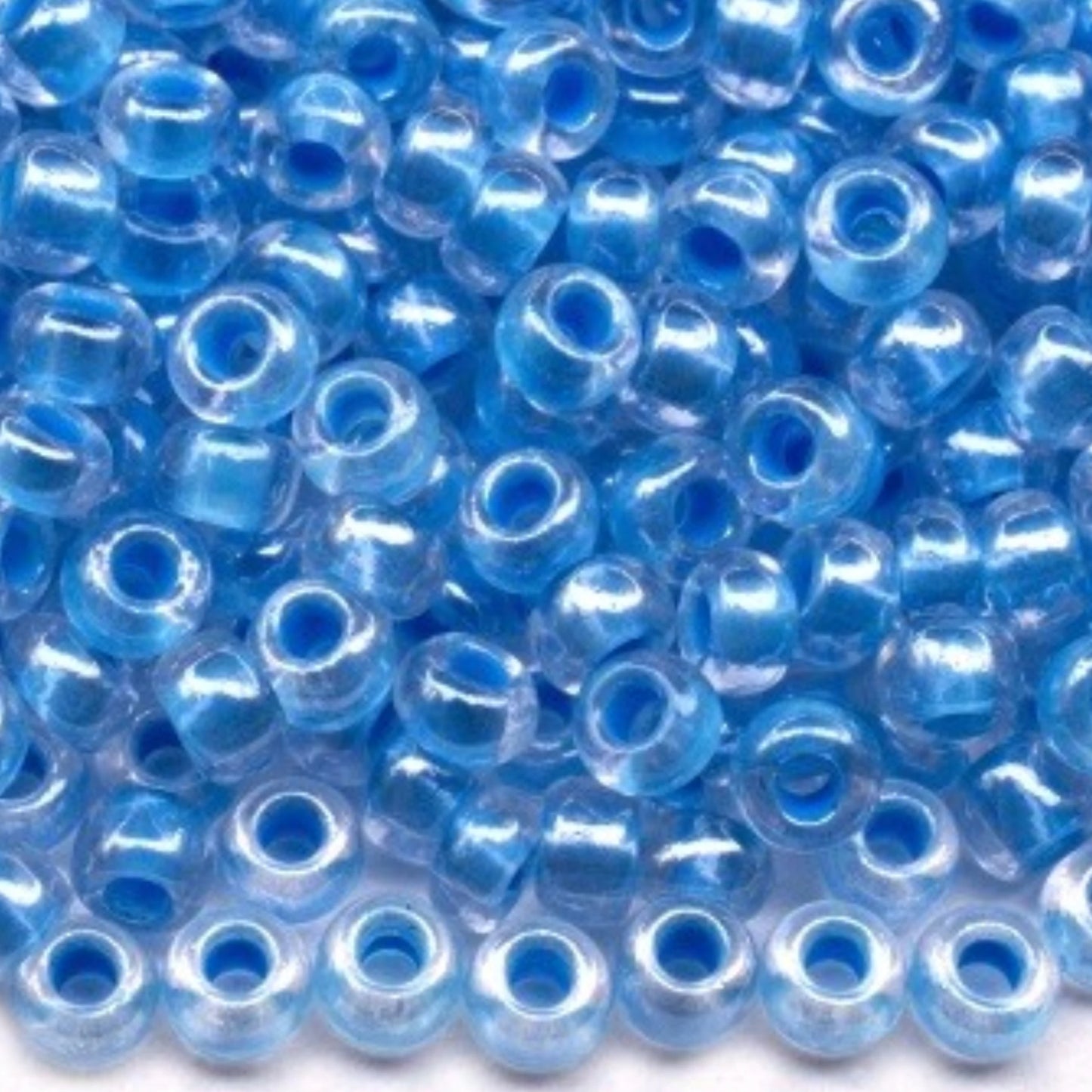 10/0 38665 Preciosa tjekkiske glasperler Rocailles 2,3 mm. Krystalfarvet med blå kant Sfinx.