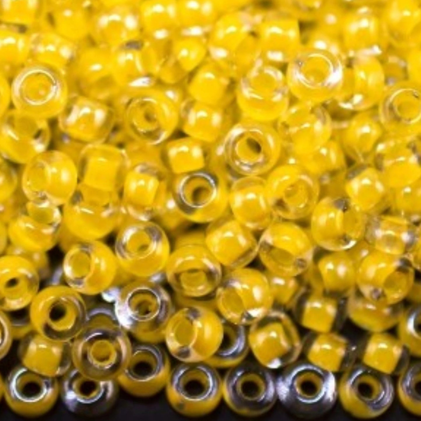 10/0 38686 Preciosa Чехлено Стъкло Малки Мъниста Рокайли 2.3 мм. Кристално Жълто с Линия Сфинкс.