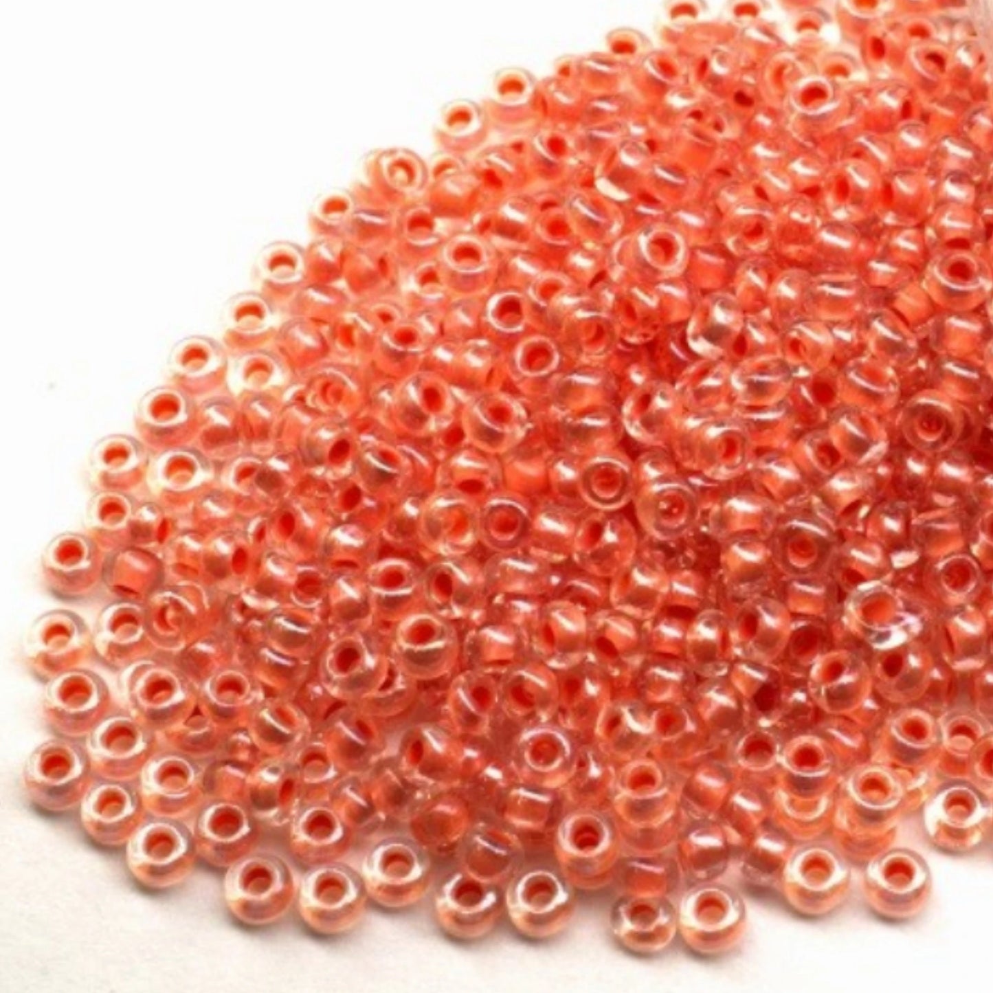 10/0 38689 Preciosa Cuentas de Semilla (Abalorios / Mostacillas) de Vidrio Checo Rocallas 2.3mm. Color Cristal con Línea Naranja Sfinx.