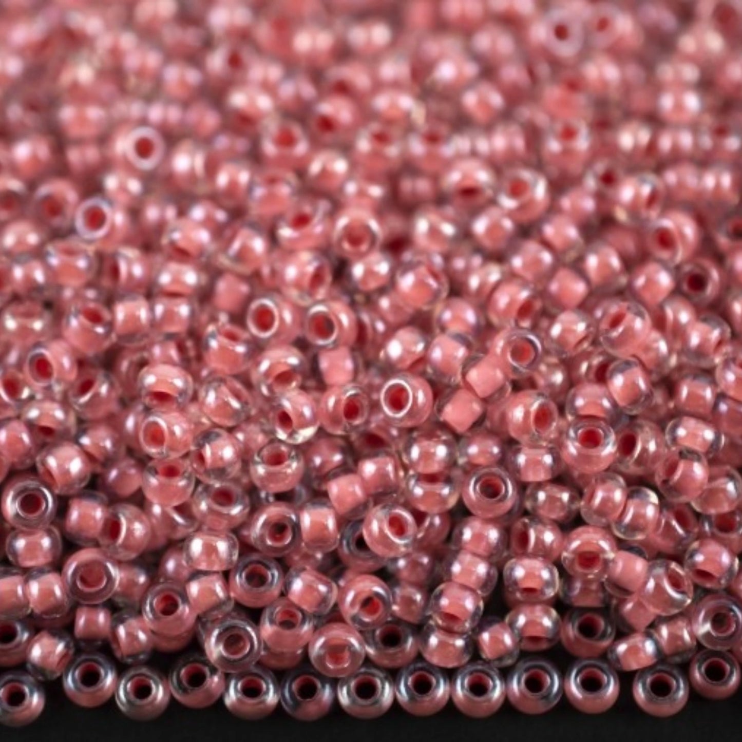 10/0 38695 Preciosa Чехки Стъклени Малки Мъниста Рокайли 2.3 мм. Кристално Червено с Линия Сфинкс.