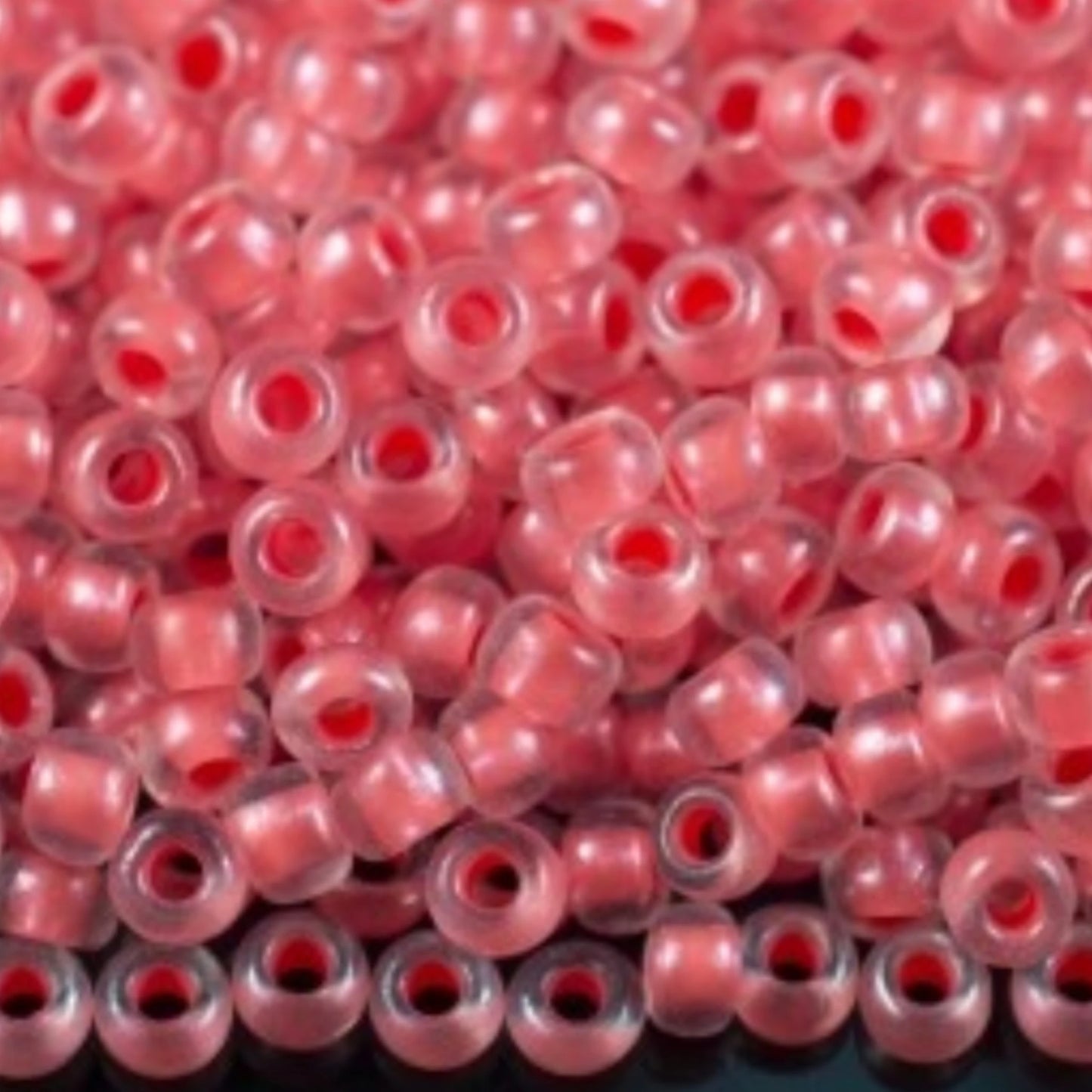 10/0 38697 Preciosa Tjekkiske Glas Perler Rocailles 2,3 mm. Krystalfarvet med Rød Sfinx Inderside.