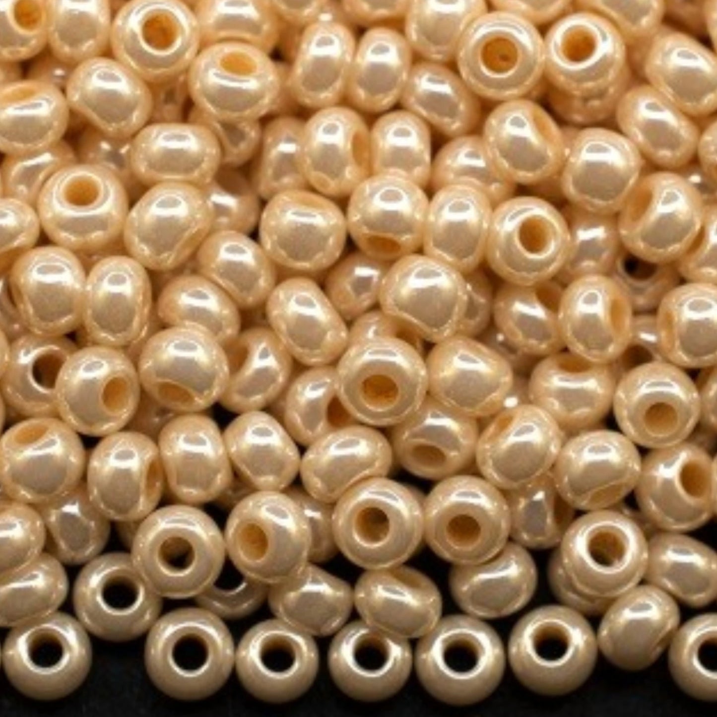 10/0 46112 Preciosa Çek Camı Kum Boncuğu Rocaille Boncuk 2.3mm. Bej Kabuk.