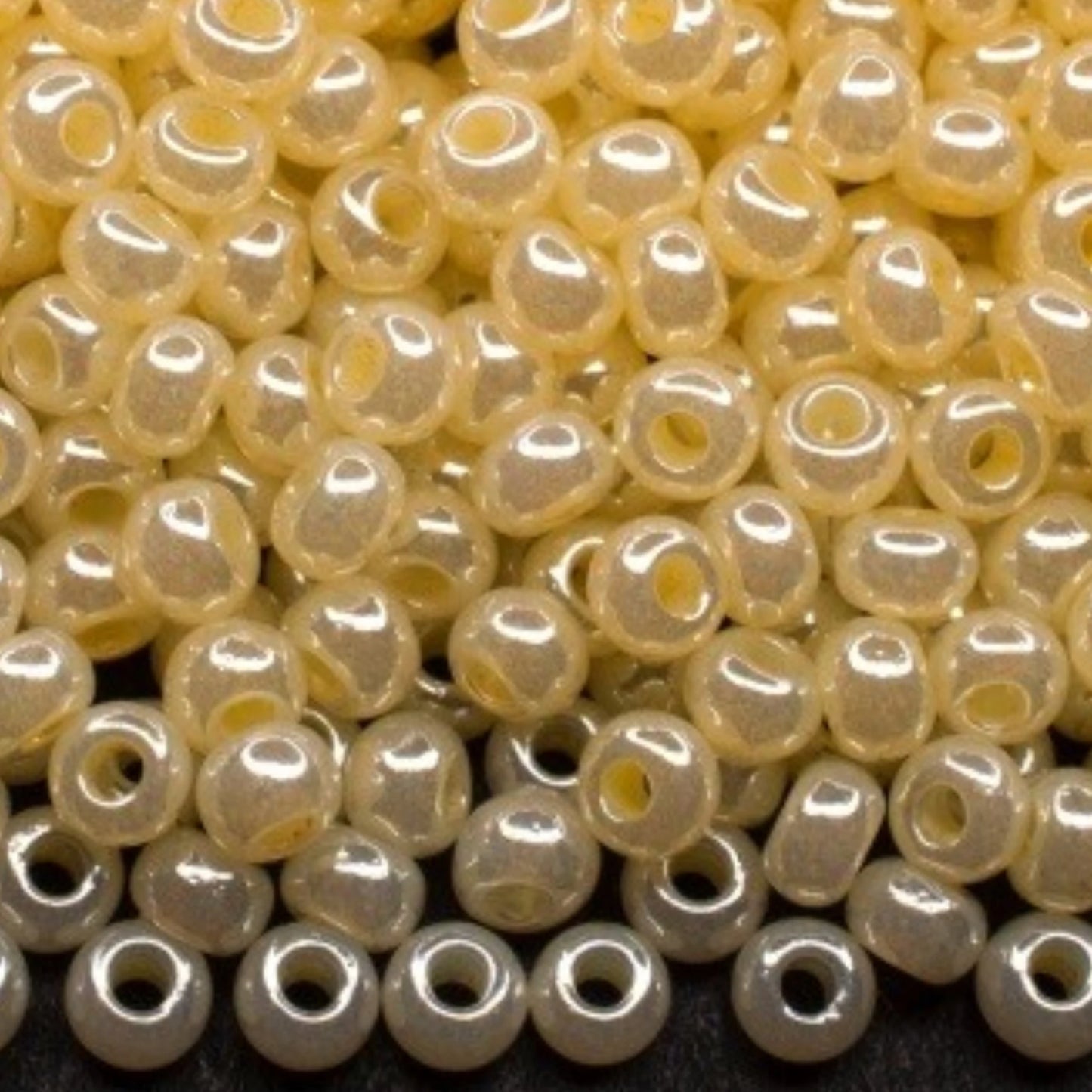 10/0 47113 Perline di Vetro Ceco Preciosa Rocaille 2,3 mm. Beige Conchiglia.