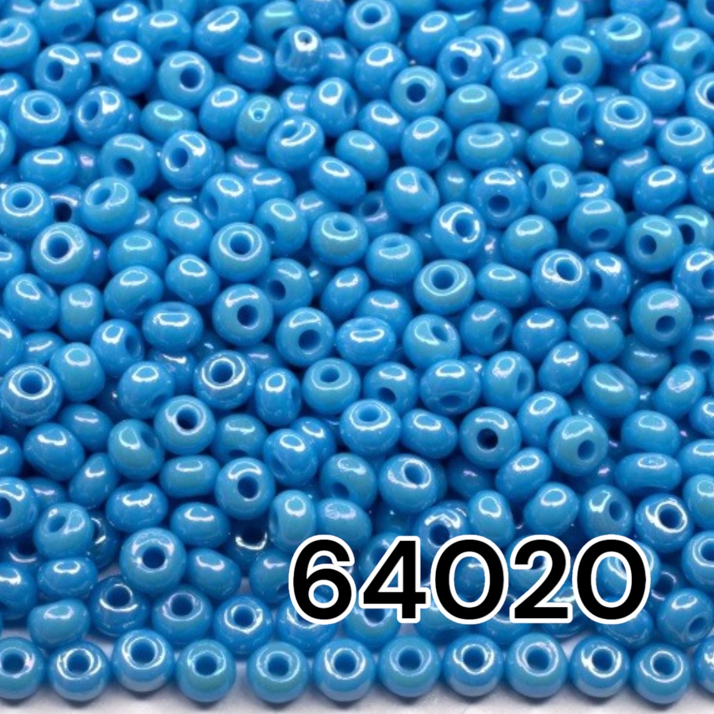 10/0 64020 Preciosa Czech Glass Koraliki Rocailles 2.3mm. Nieprzezroczyste tęczowe jasnoniebieskie.