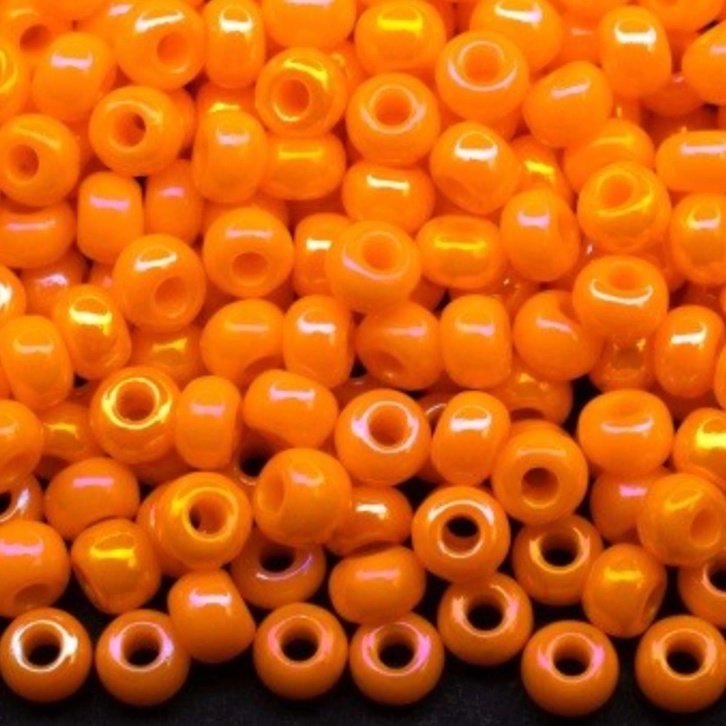 10/0 94110 Perles de verre tchèque Preciosa de Rocaille 2,3 mm. Jaune arc-en-ciel opaque.