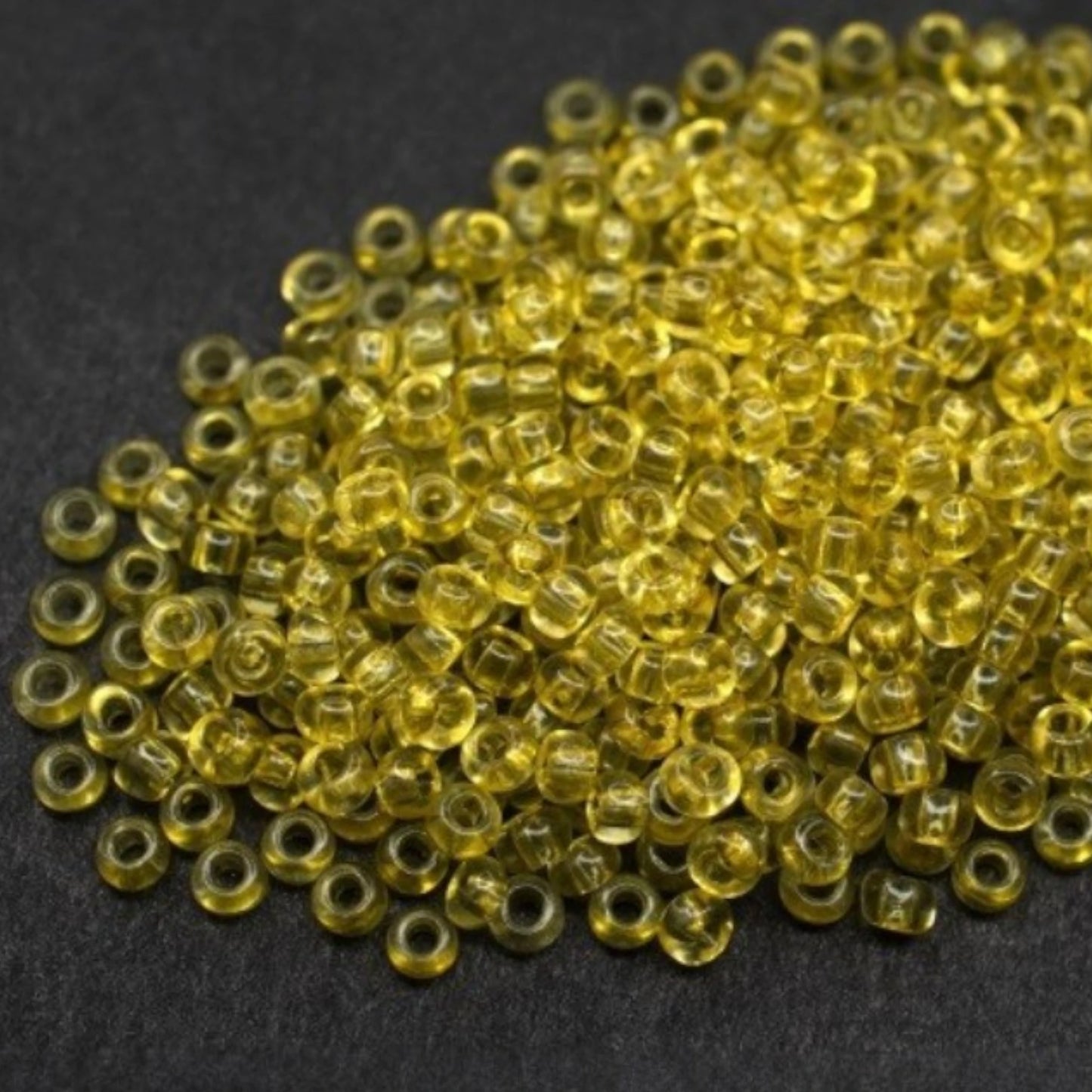10/0 01151 Preciosa tschechische Glasperlen Rocailles 2,3 mm. Grüner Kristall – Solgel gefärbt.