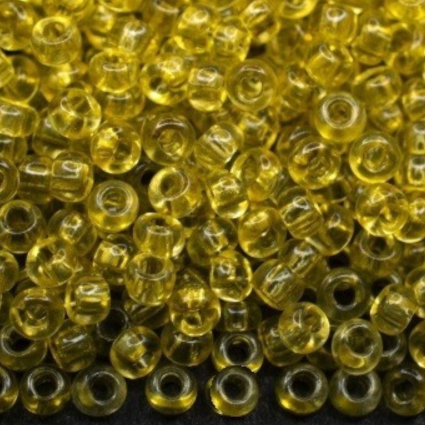 10/0 01151 Preciosa tschechische Glasperlen Rocailles 2,3 mm. Grüner Kristall – Solgel gefärbt.