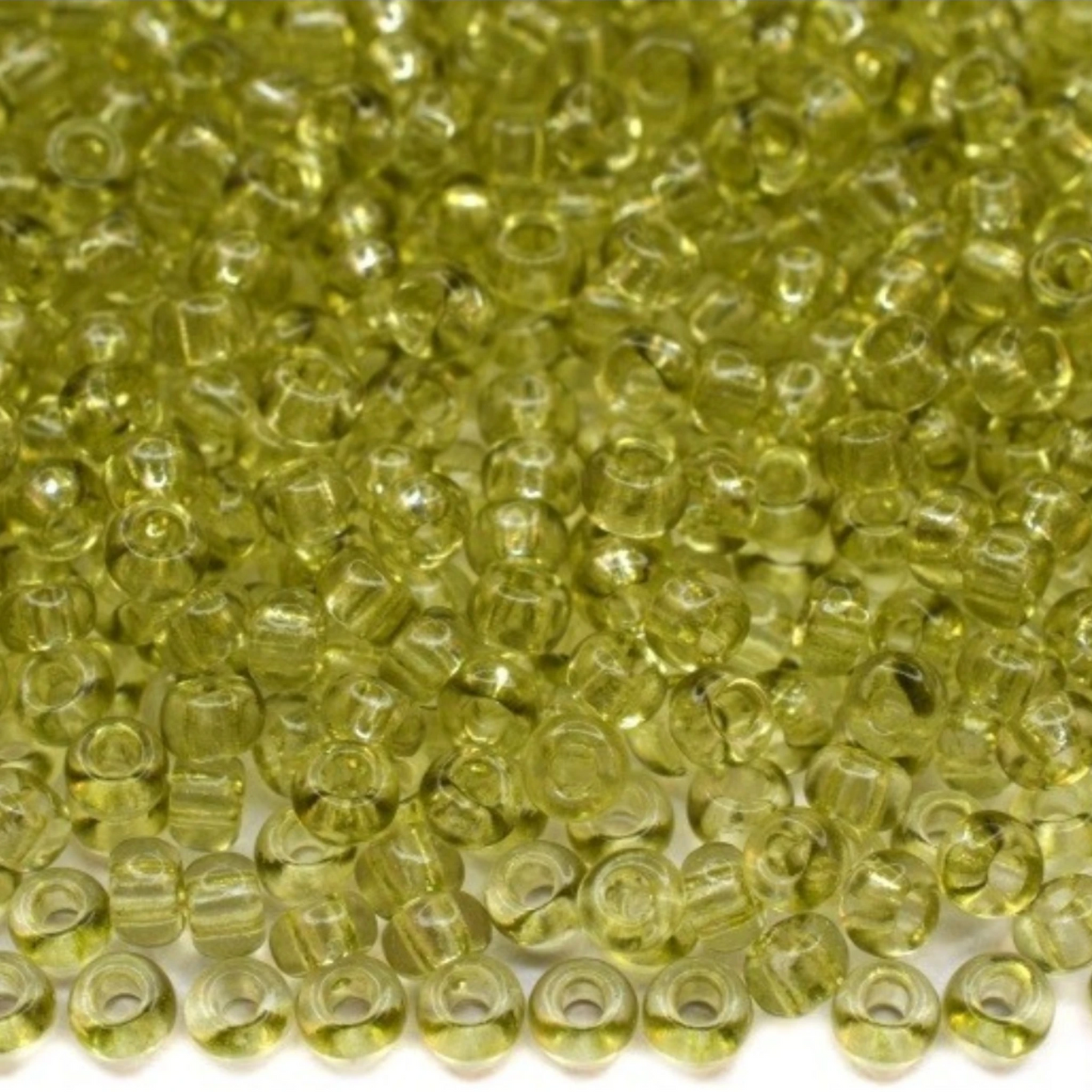 10/0 01152 Preciosa böhmische Glasperlen Rocailles 2,3 mm. Grüner Kristall – Solgel gefärbt.