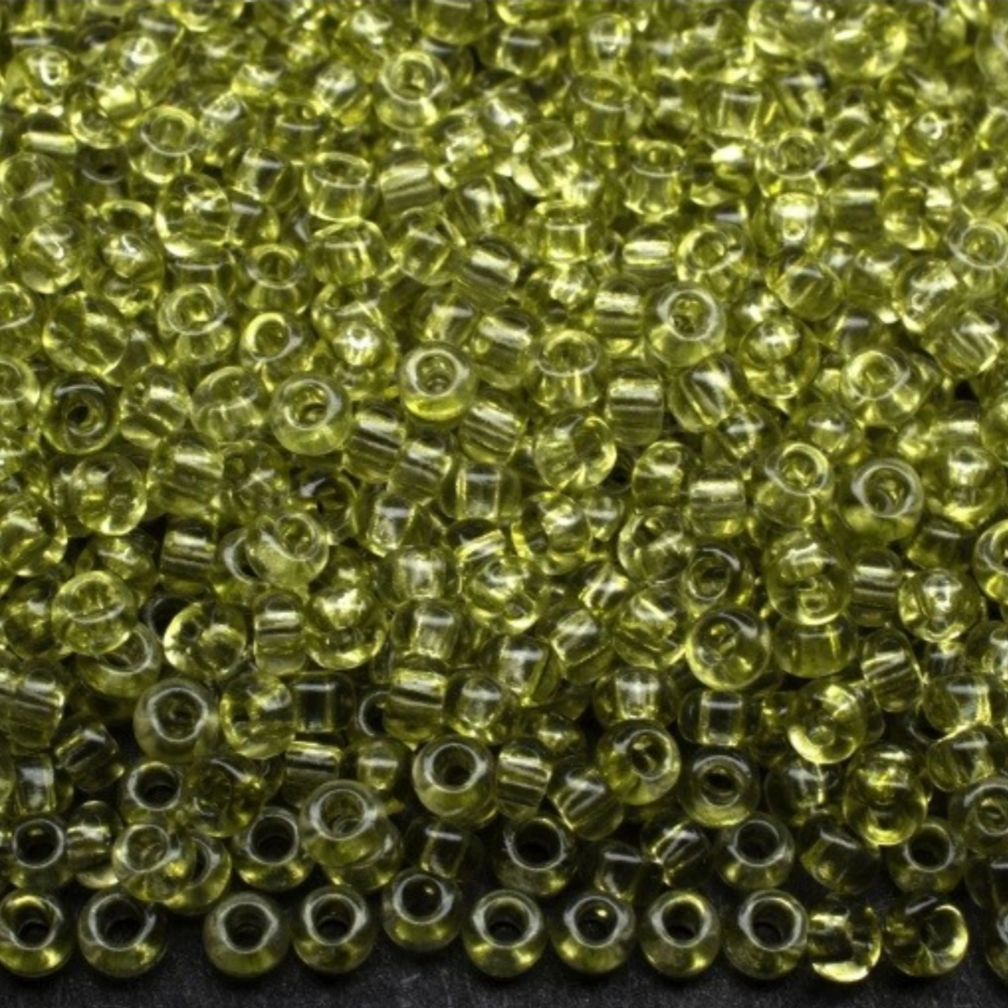 10/0 01152 Preciosa böhmische Glasperlen Rocailles 2,3 mm. Grüner Kristall – Solgel gefärbt.