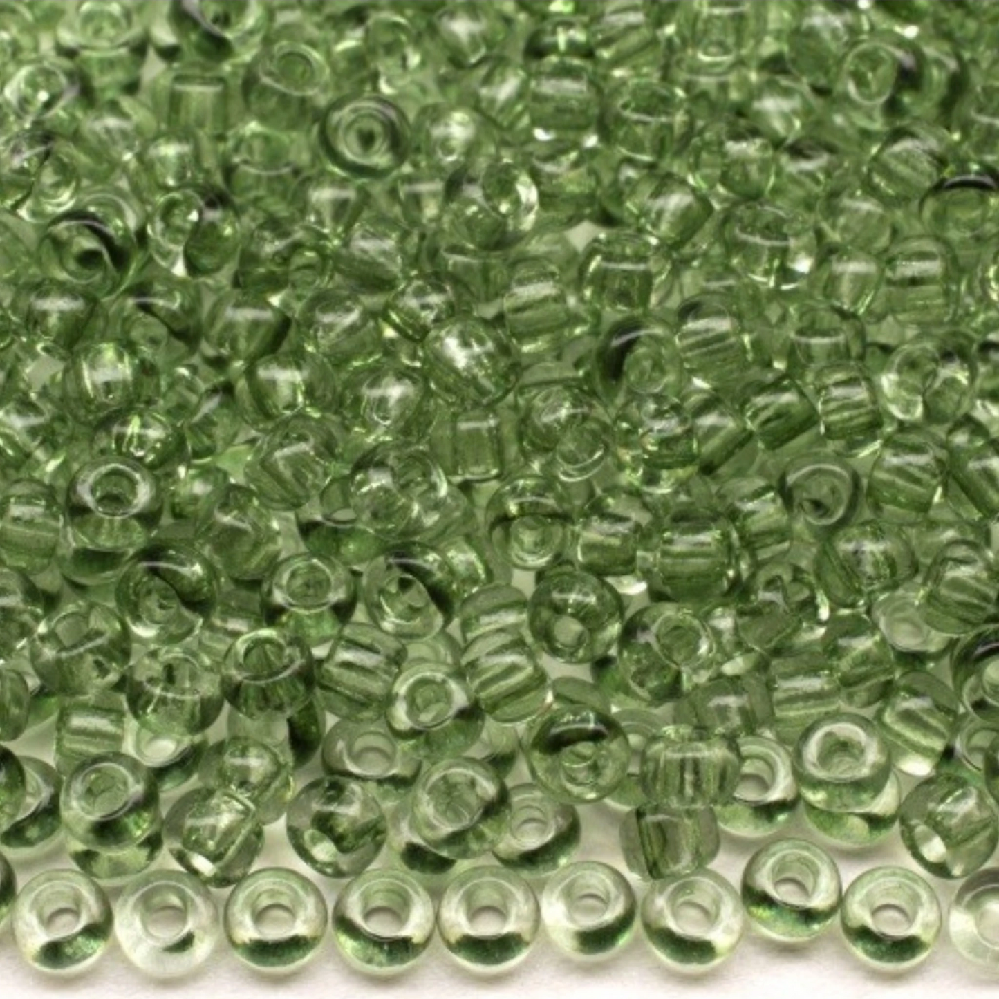 10/0 01163 Preciosa tsjekkiske glass små perler rocailleperler 2,3 mm. Grønn krystall - Solgel-farget.