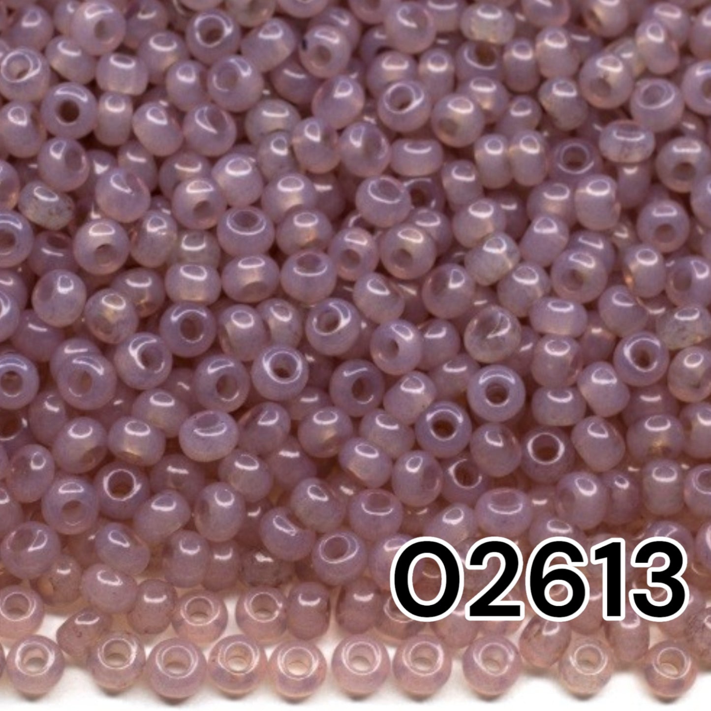 02613 Tschechische Rocailles PRECIOSA rund 10/0 grau-lila. Alabaster – Solgel-gefärbt.